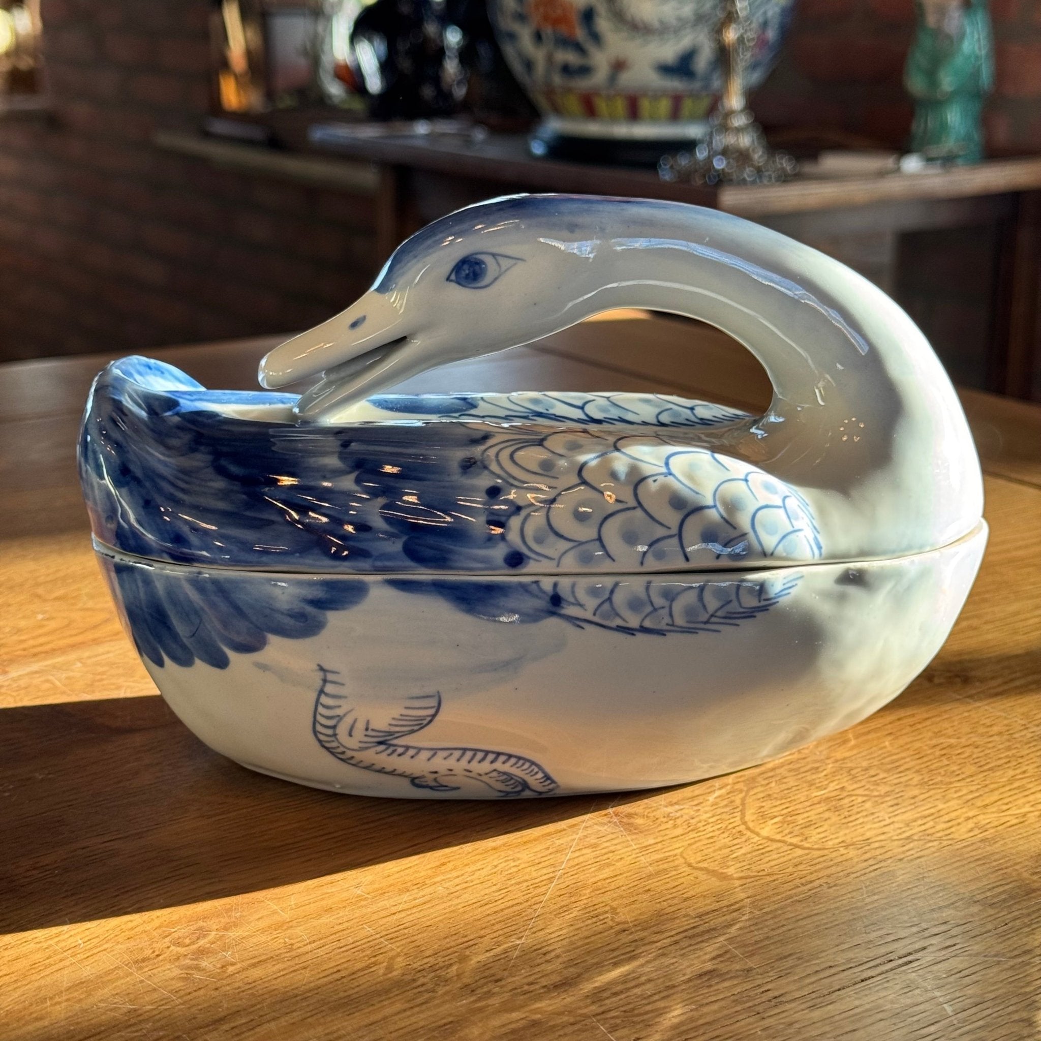 Blauw - witte zwaan terrine – handbeschilderd porselein - The Collectionist