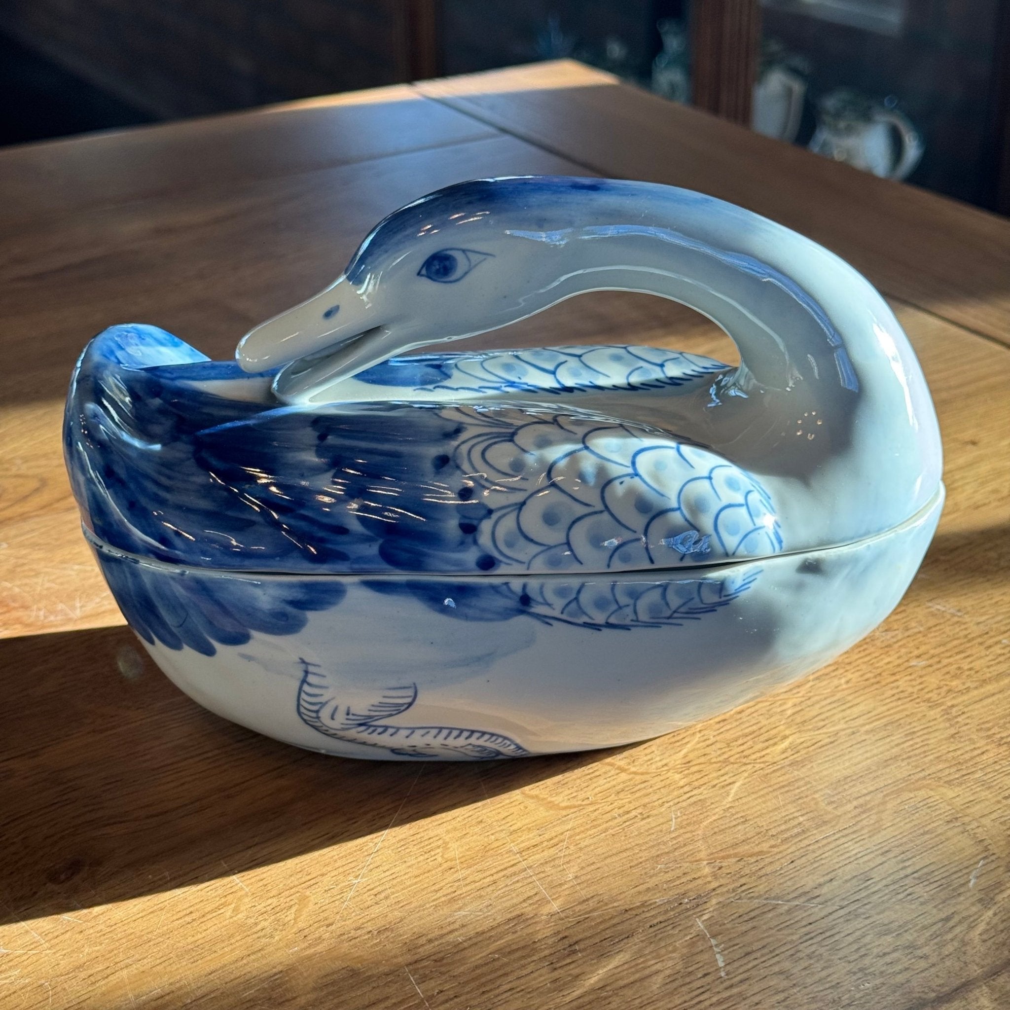 Blauw - witte zwaan terrine – handbeschilderd porselein - The Collectionist