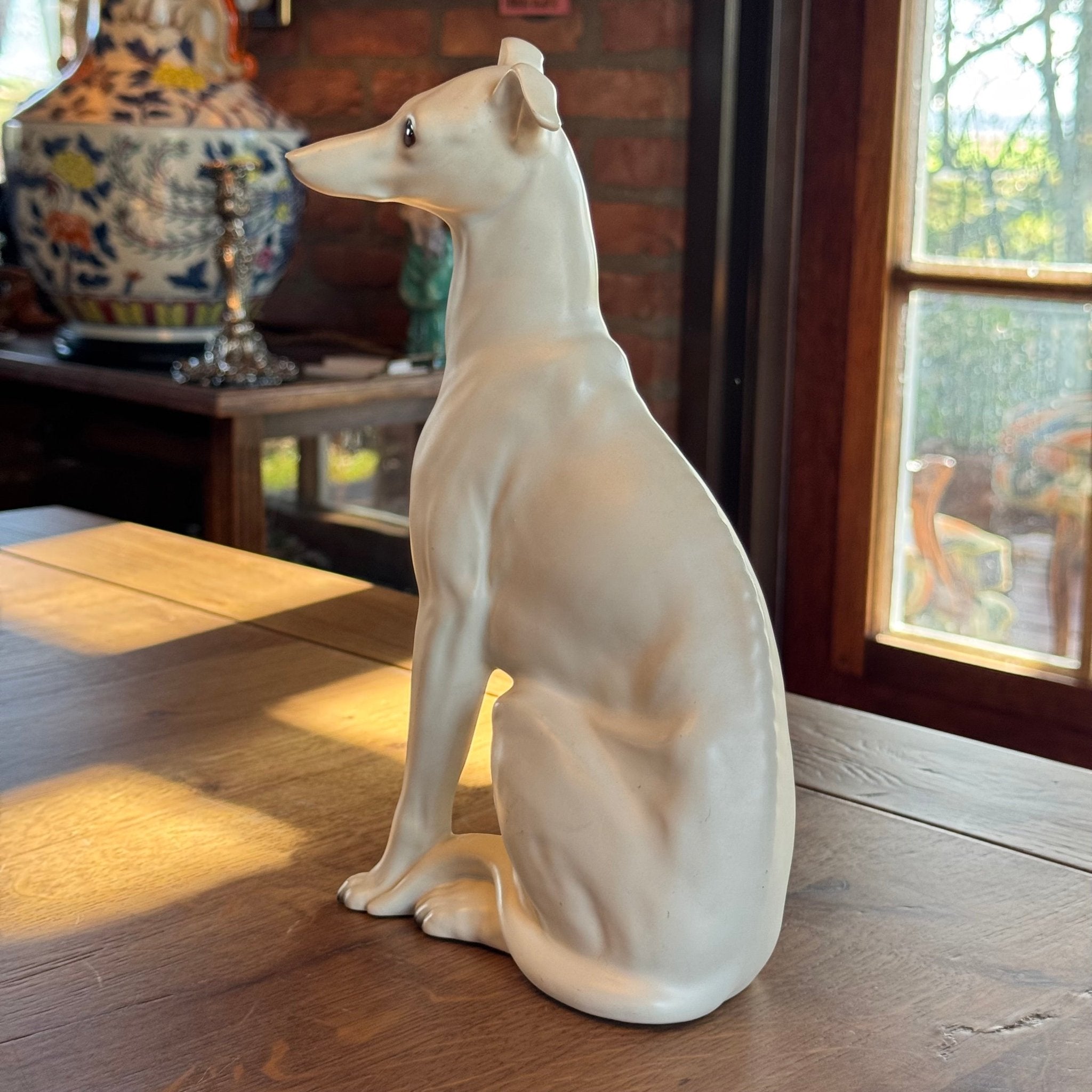 Elegant porseleinen beeld van een windhond – wit, realistische afwerking - The Collectionist