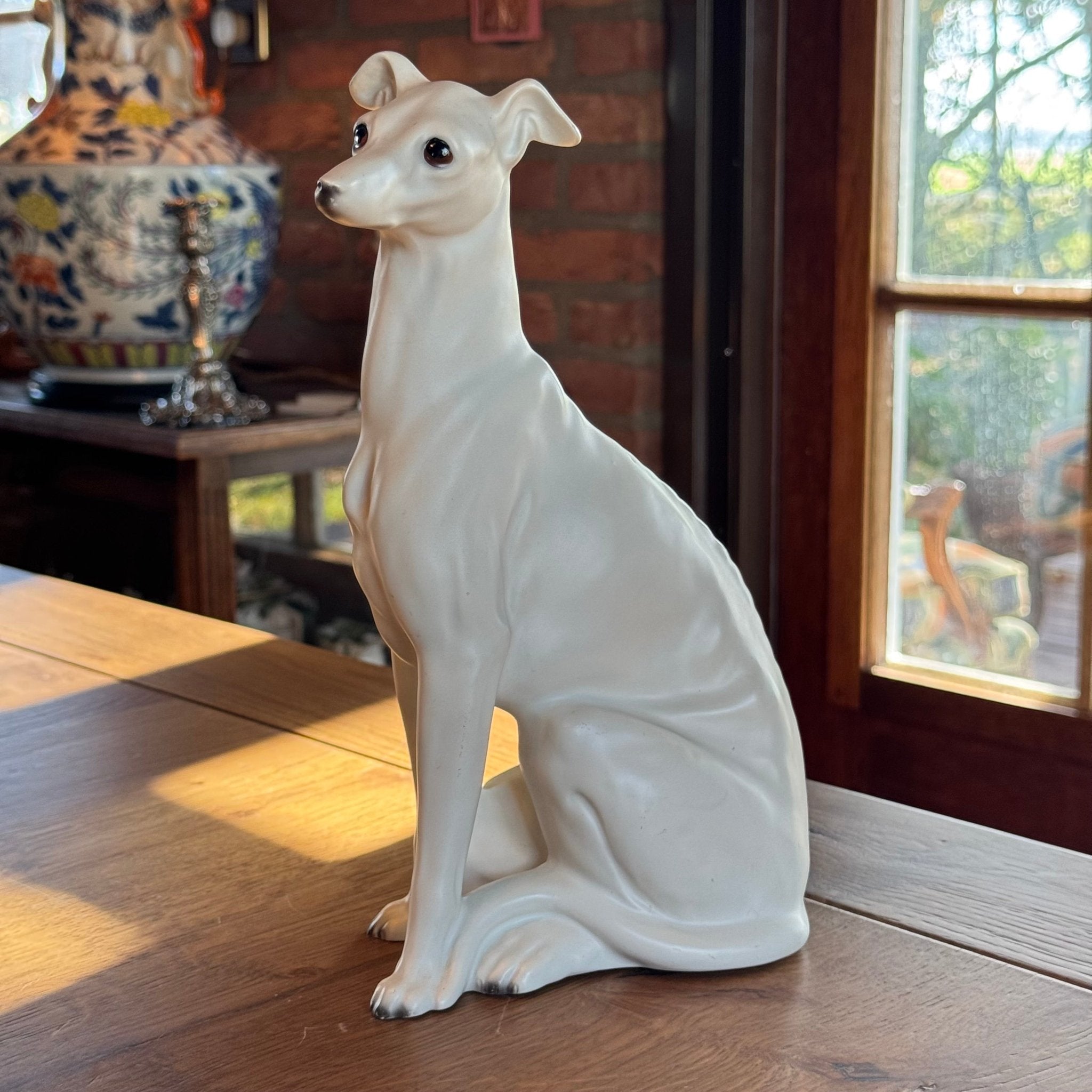 Elegant porseleinen beeld van een windhond – wit, realistische afwerking - The Collectionist