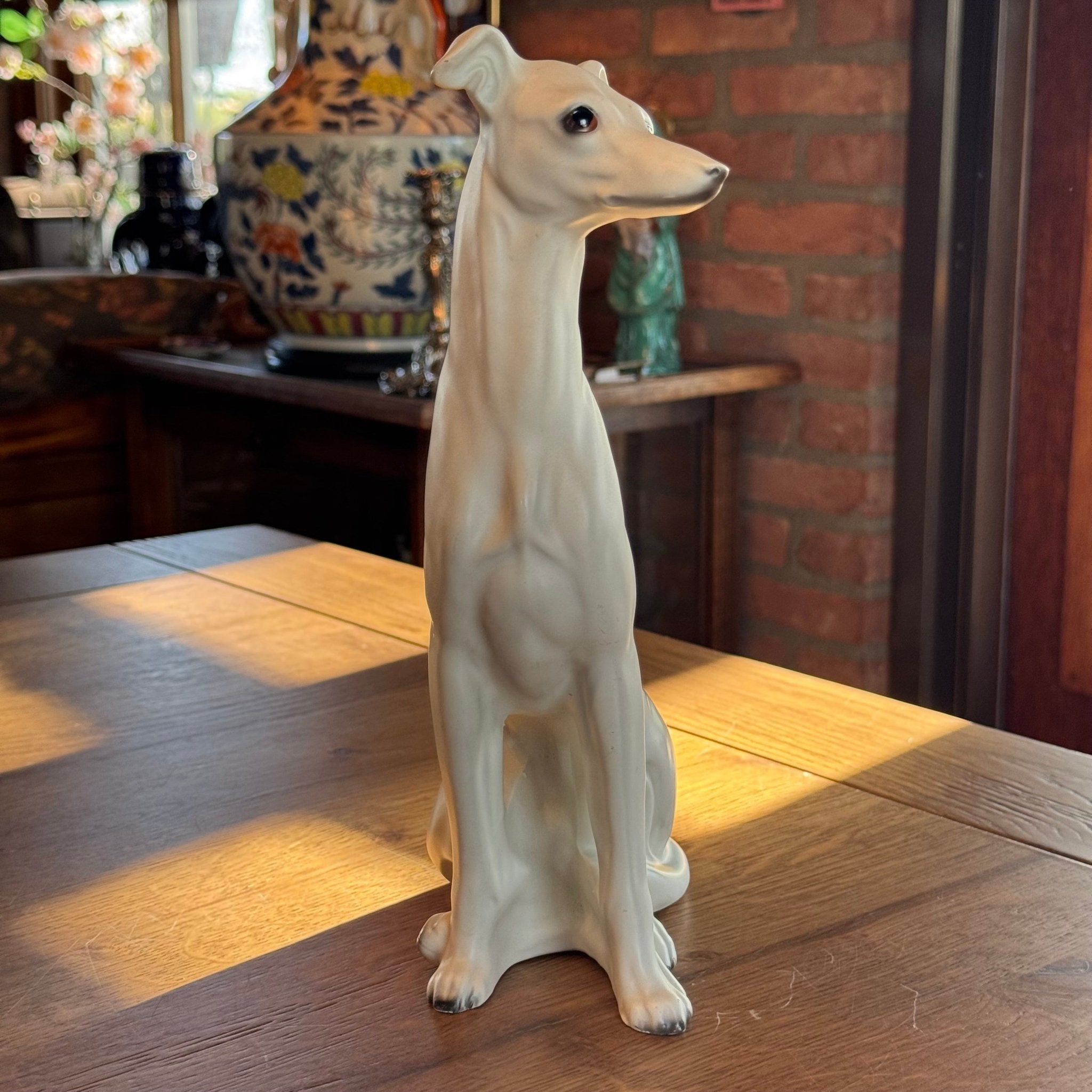 Elegant porseleinen beeld van een windhond – wit, realistische afwerking - The Collectionist