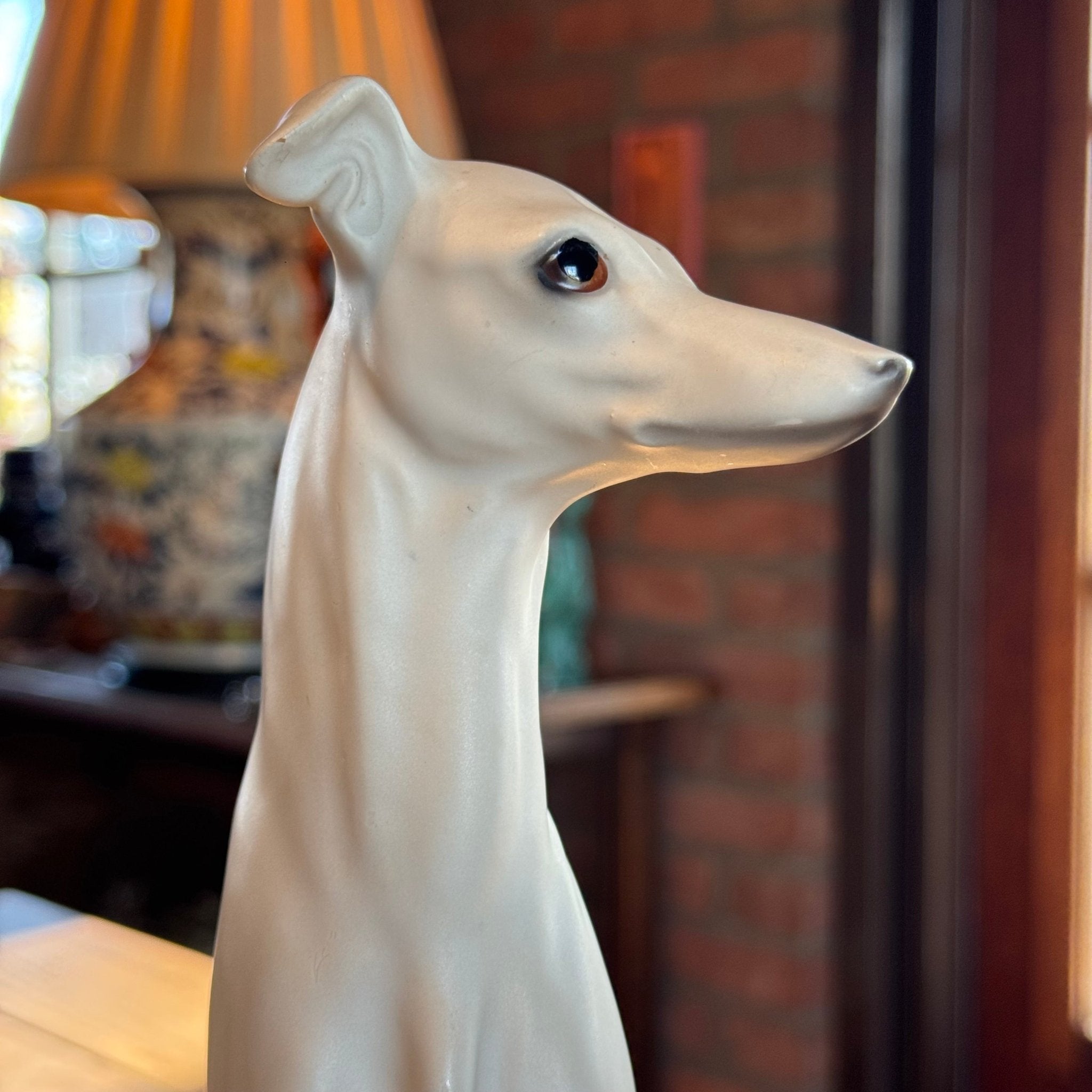 Elegant porseleinen beeld van een windhond – wit, realistische afwerking - The Collectionist