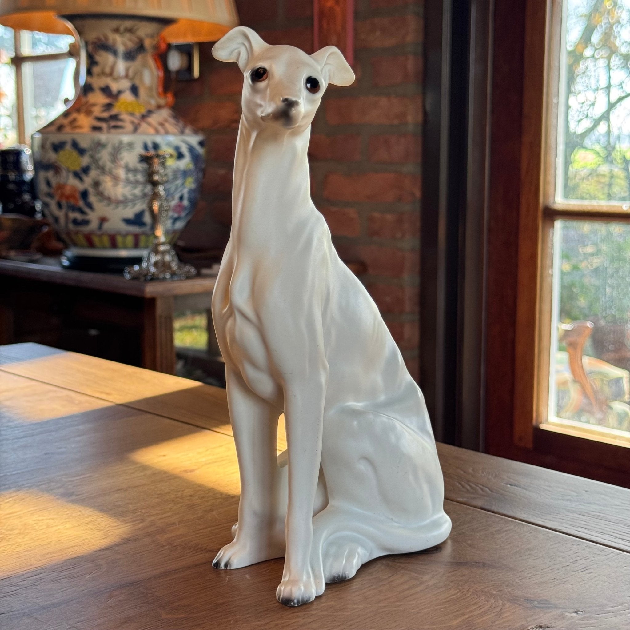 Elegant porseleinen beeld van een windhond – wit, realistische afwerking - The Collectionist