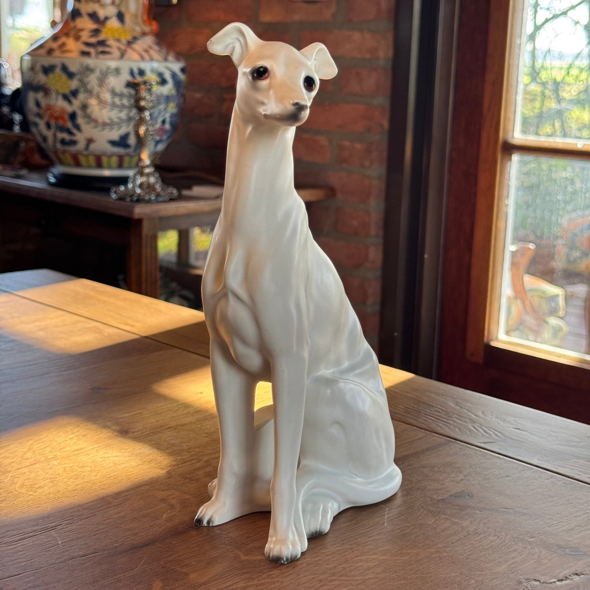 Elegant porseleinen beeld van een windhond – wit, realistische afwerking - The Collectionist