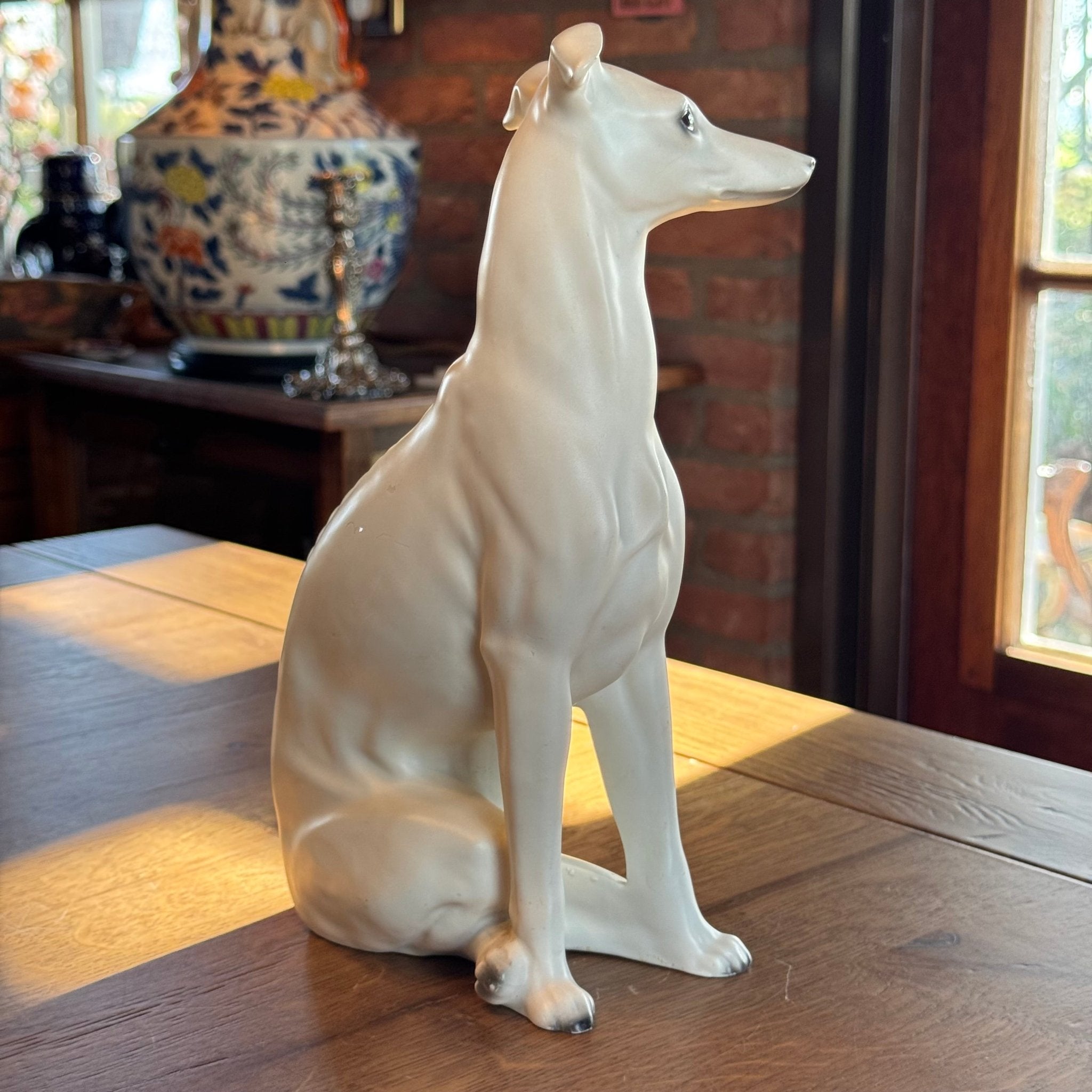 Elegant porseleinen beeld van een windhond – wit, realistische afwerking - The Collectionist