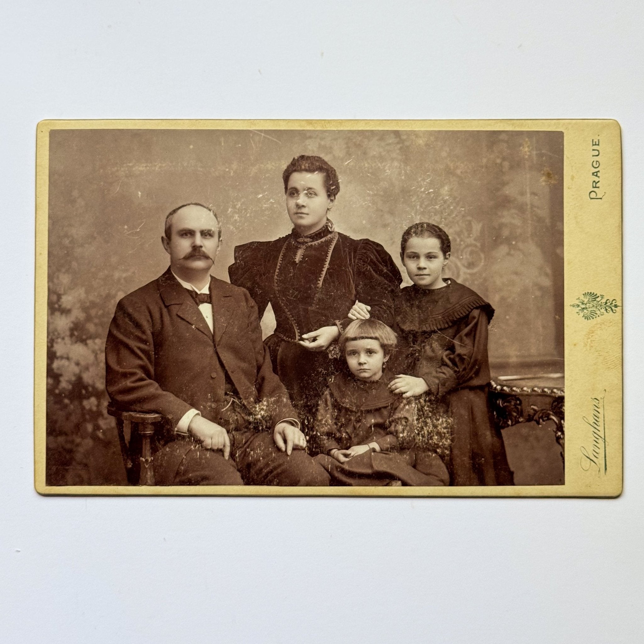 Familieportret - Atelier J. Langhans, Praag (ca. 1895) - The Collectionist