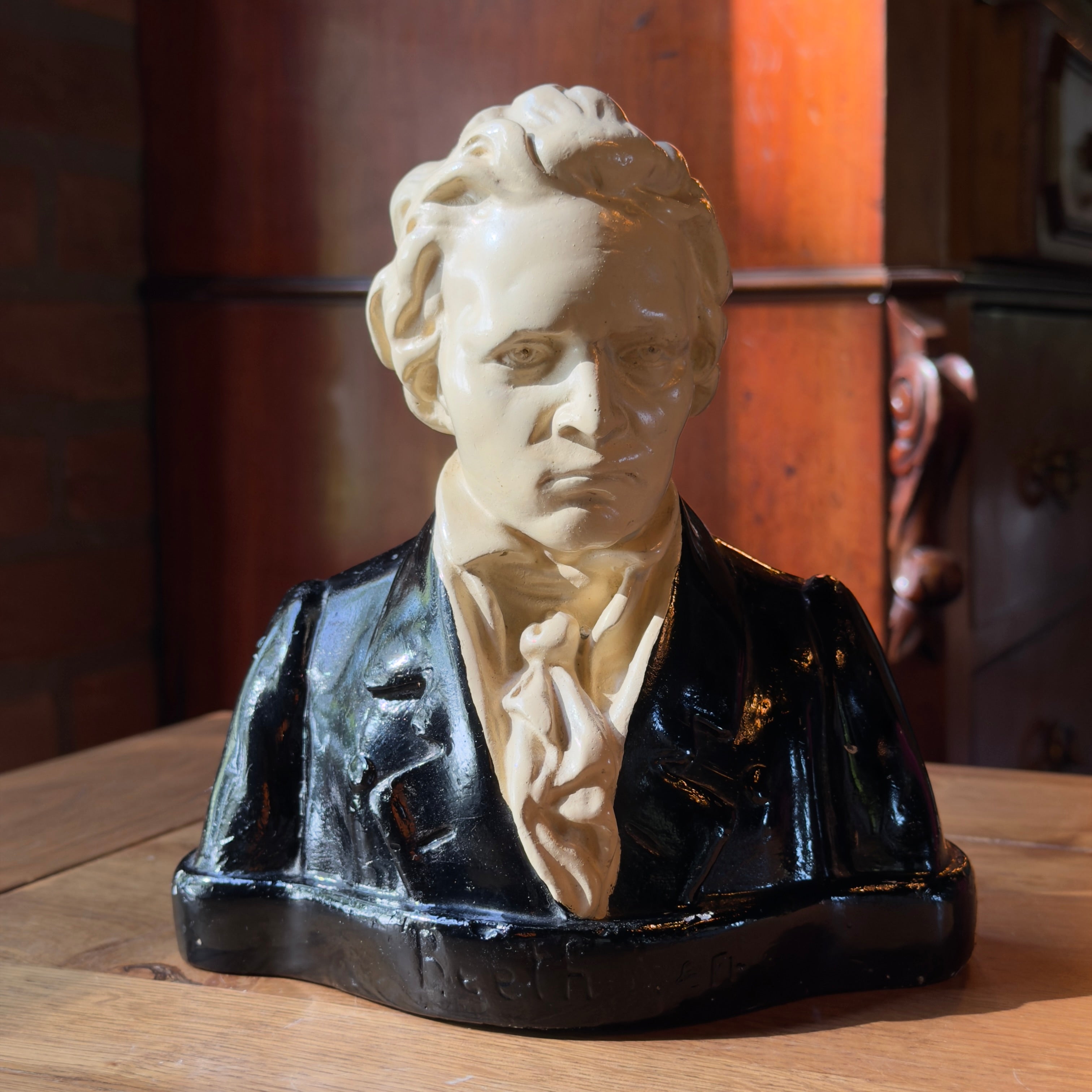 Beschilderde gipsen buste van Ludwig van Beethoven, crème hoofd en zwart gelakte jas op sokkel, circa 1930
