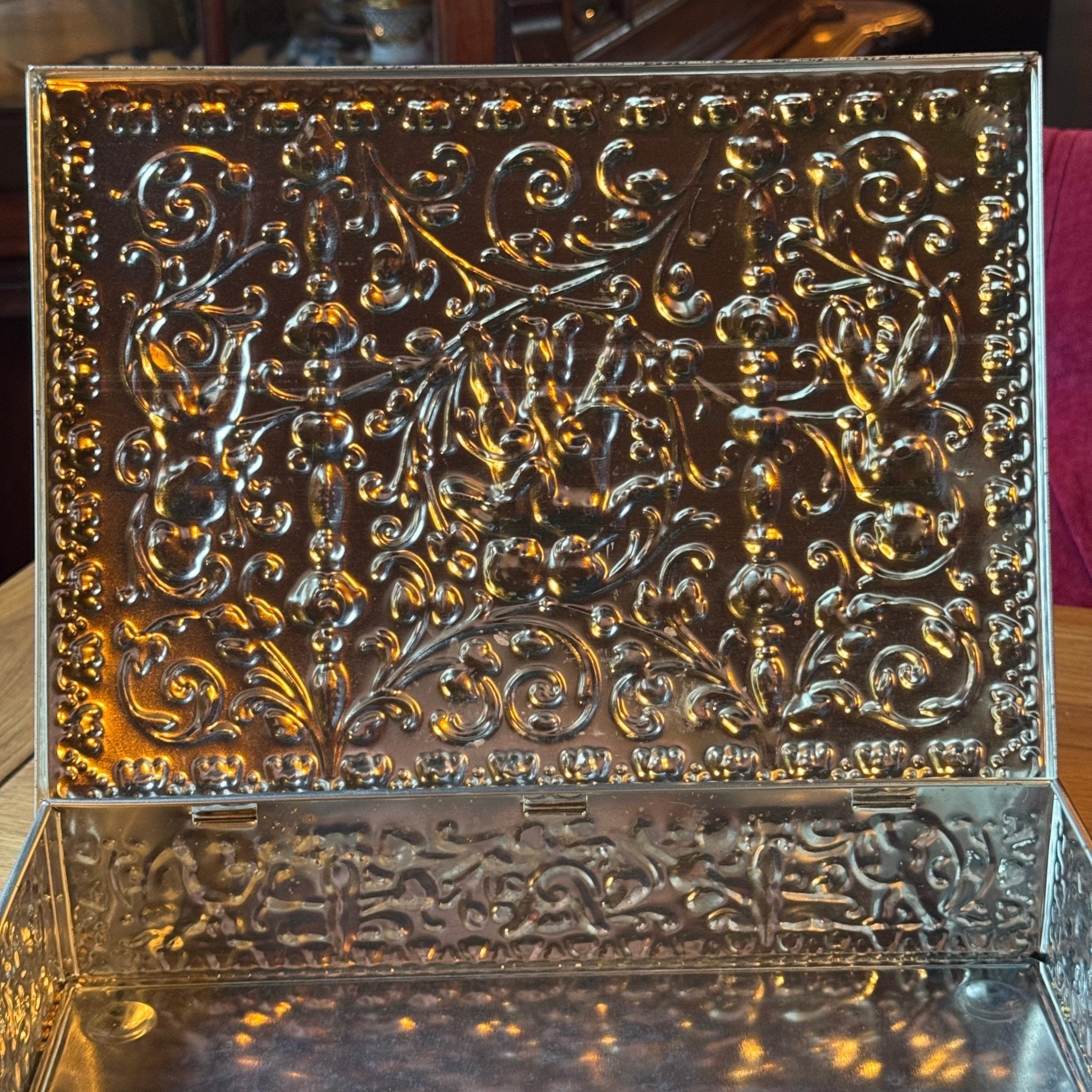 Groot decoratief bewaarblik met reliëfdecoratie van putti – Duitsland, ca. 1900–1930 - The Collectionist