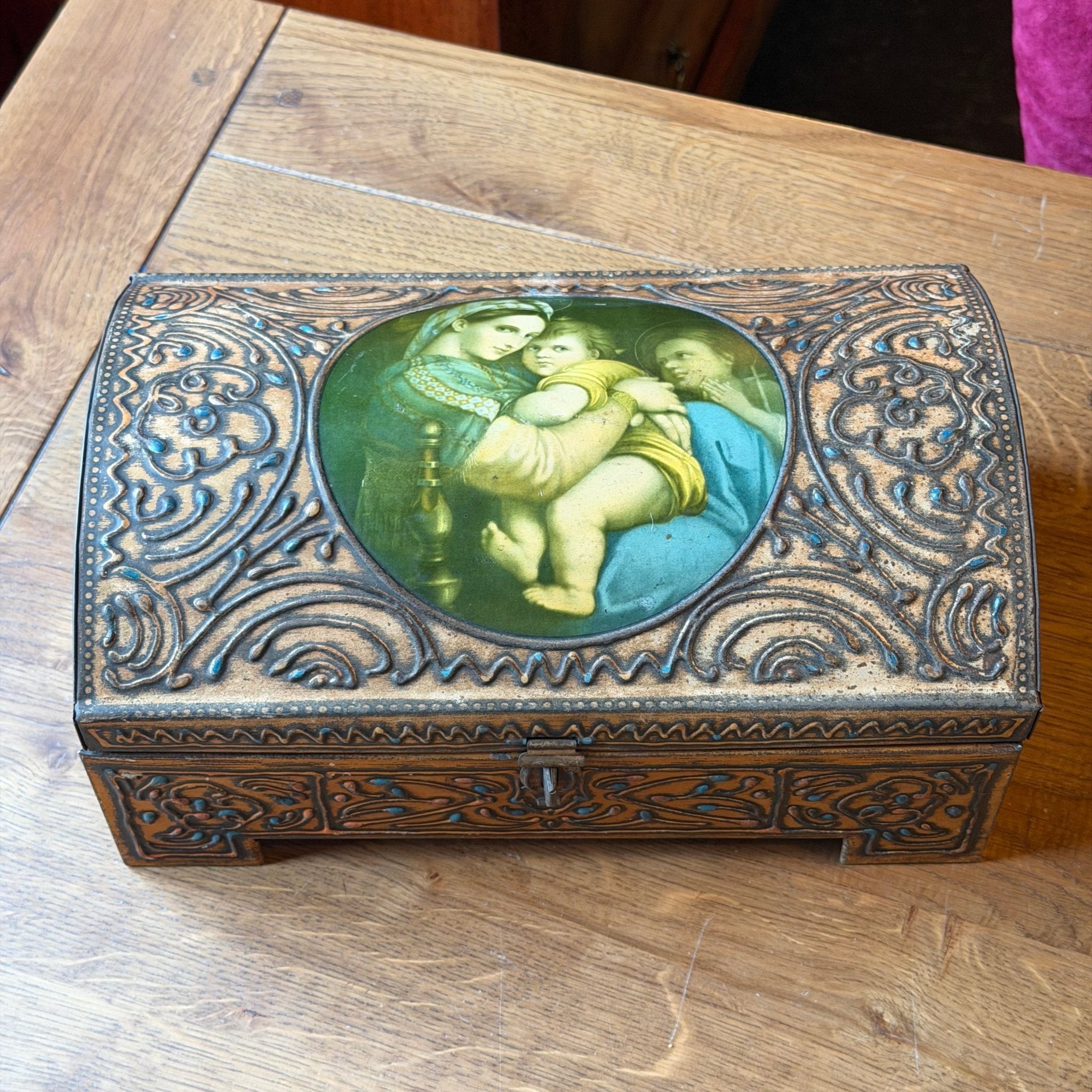 Groot reliëf blik met religieuze afbeelding – Madonna met kind - The Collectionist