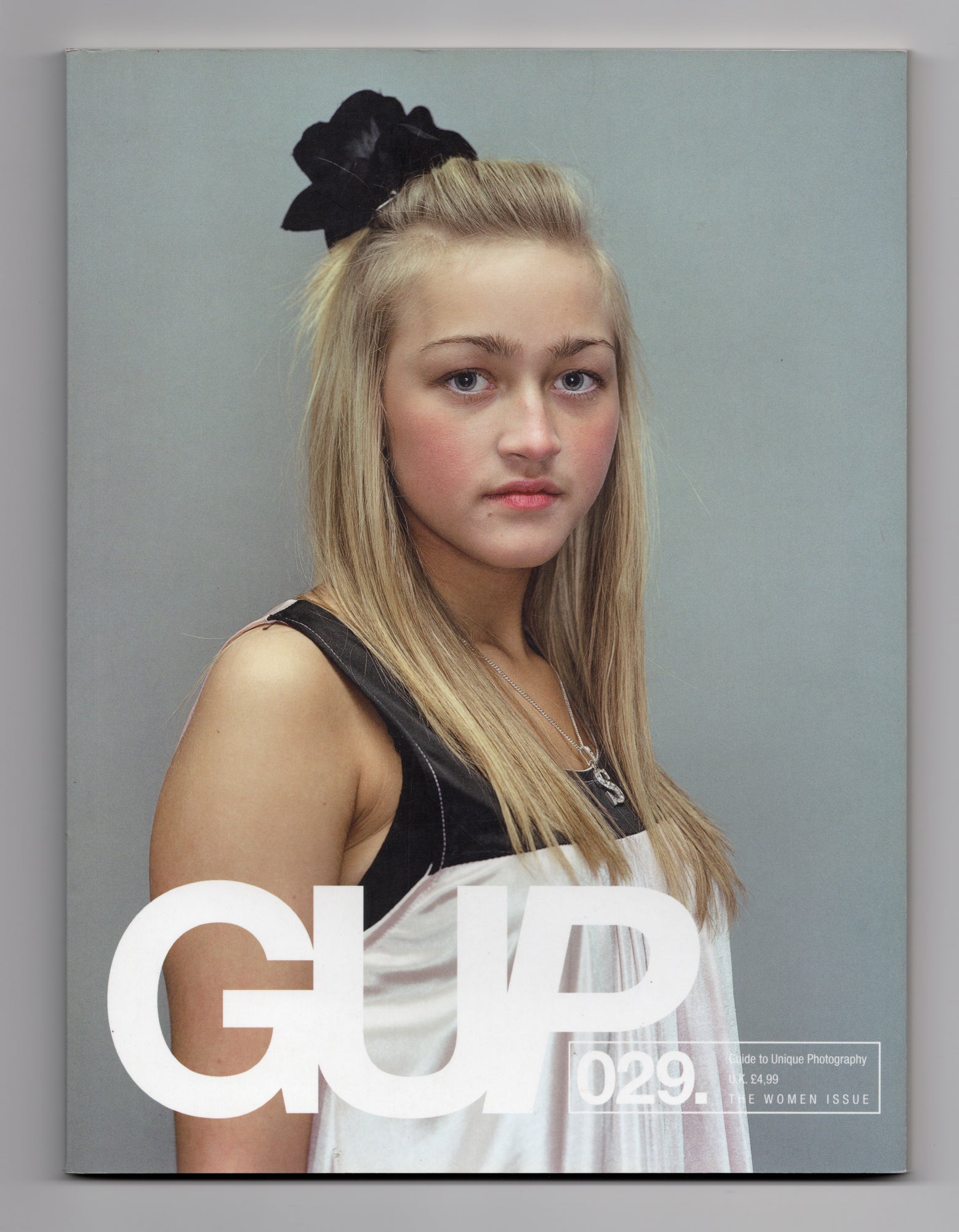 Cover GUP Magazine 029 The Women Issue uit april 2011 met portret door Rineke Dijkstra van blond meisje met zwarte haarbloem.