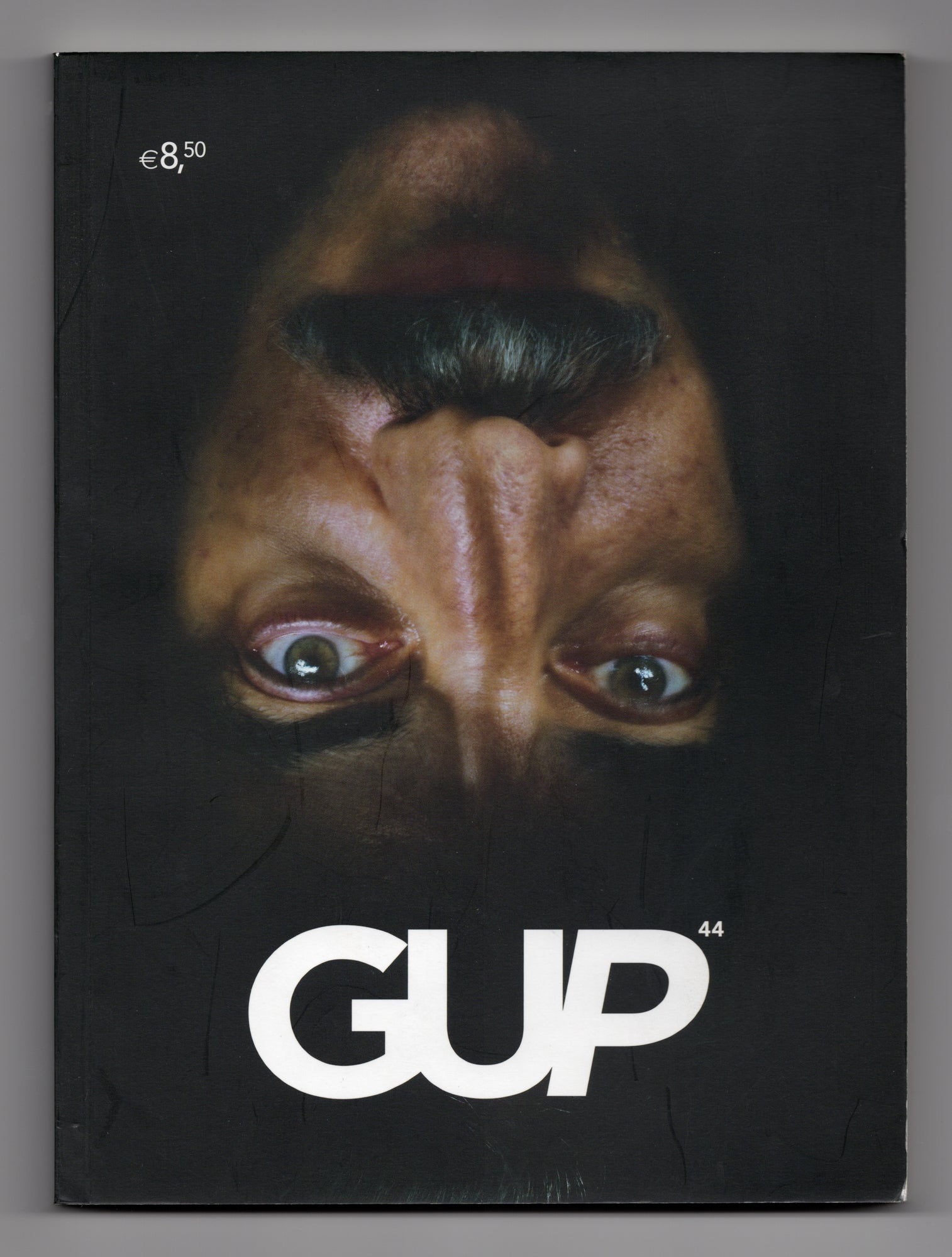 Cover GUP Magazine 44 The Raw Issue uit februari 2015 met omgekeerd portret tegen zwarte achtergrond.
