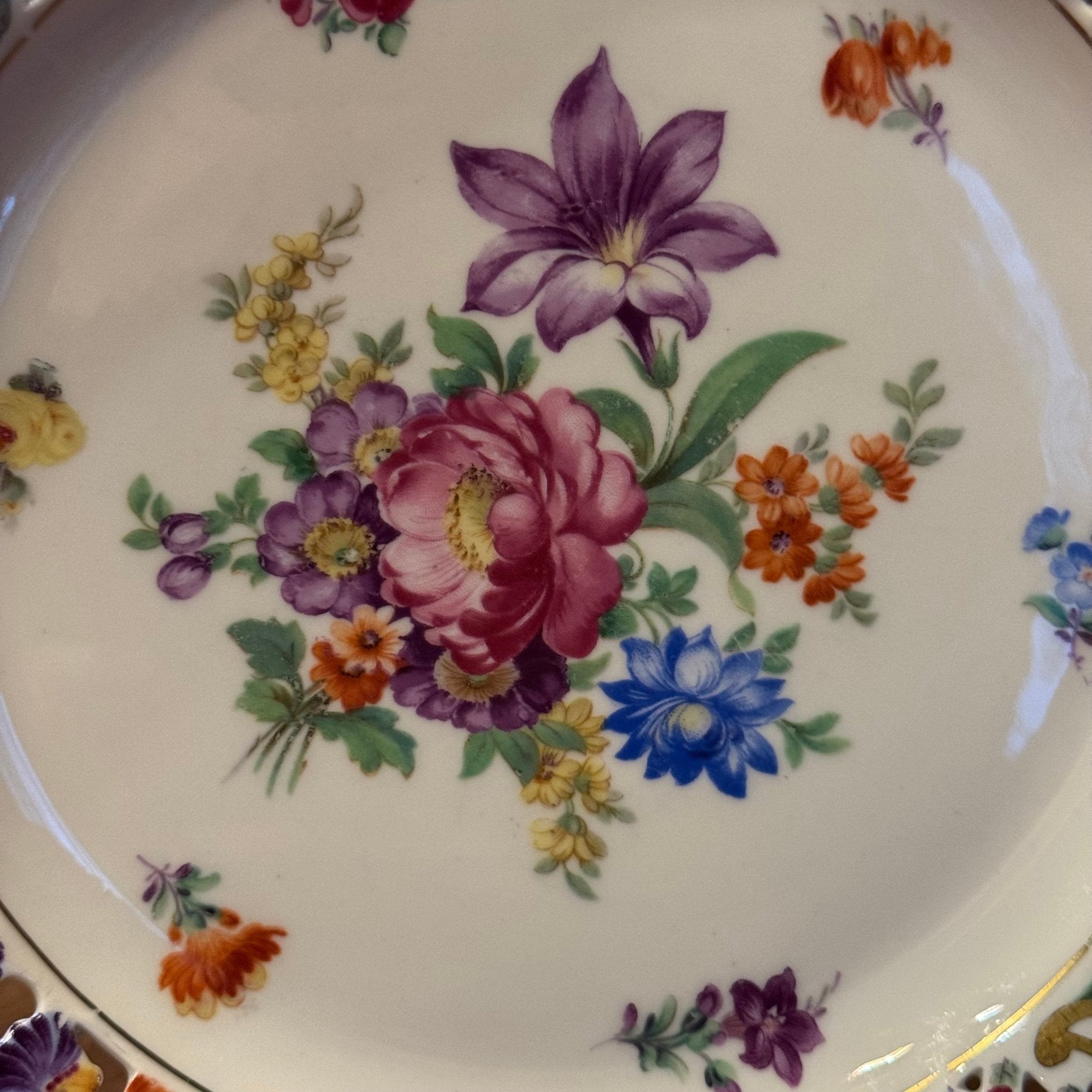 Handbeschilderde porseleinen bordenset van Schumann Arzberg, Duitsland, model ‘Vieux Meissen’ - The Collectionist