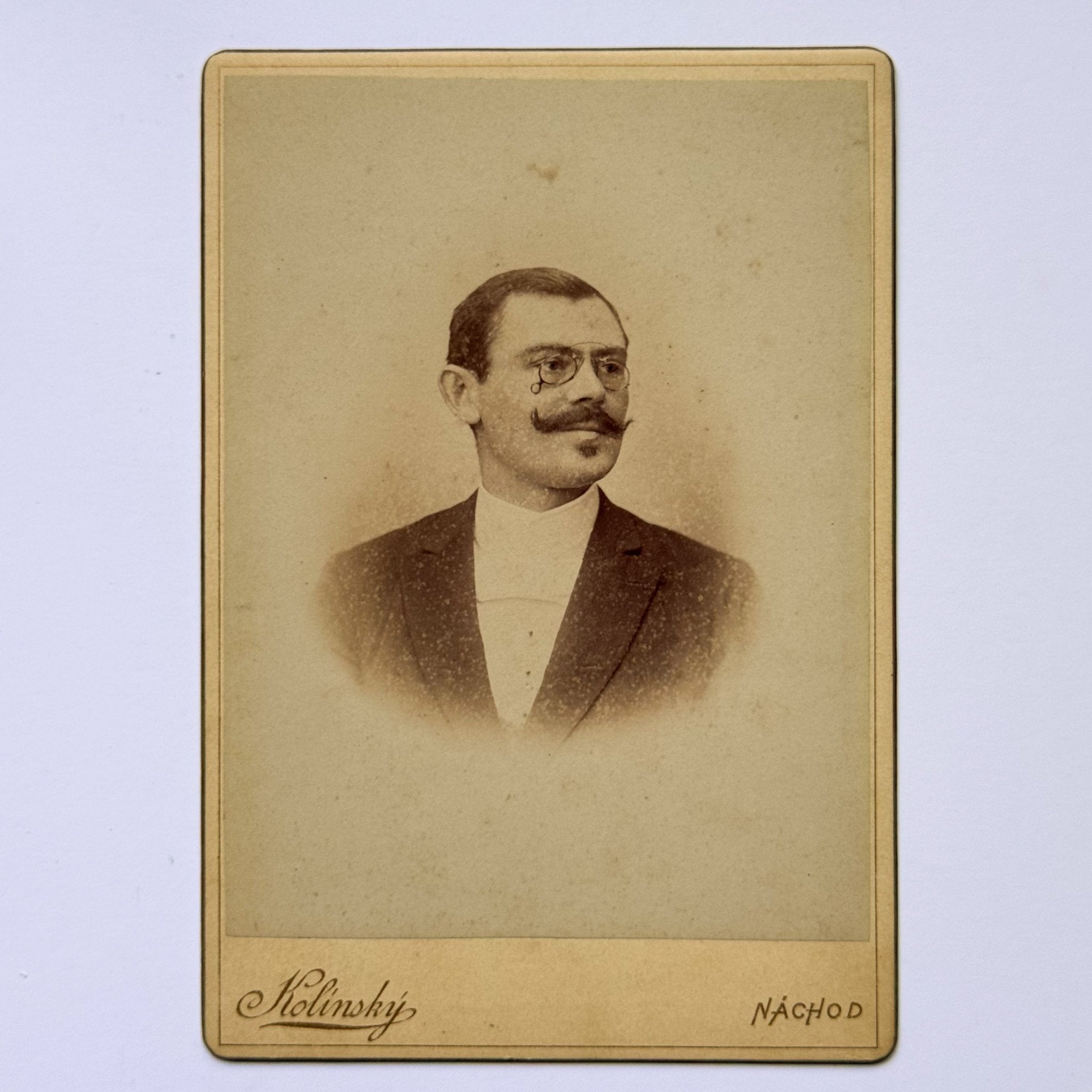 Herenportret met monocle - Kolinsky, Náchod (ca. 1895) - The Collectionist