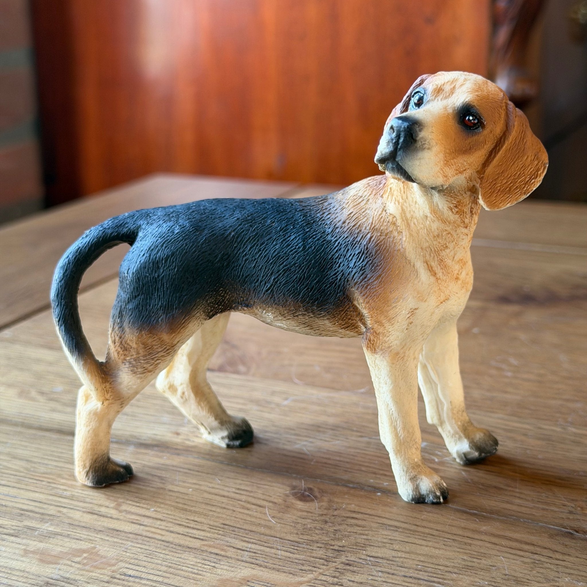 Hondensculptuur in beagle - stijl – handbeschilderd vintage beeld - The Collectionist