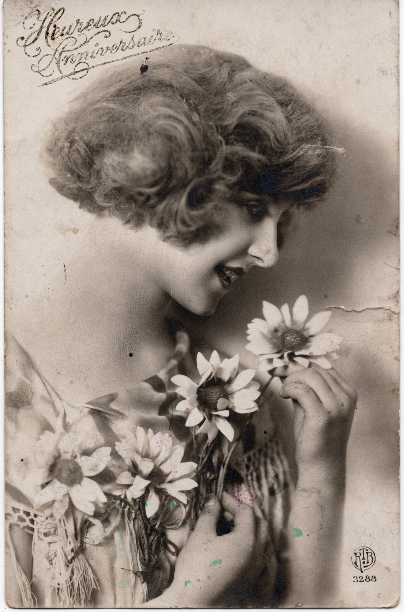 Franstalige gelukwenskaart met sepia portret van jonge vrouw met madeliefjes, uitgave RPH, interbellum