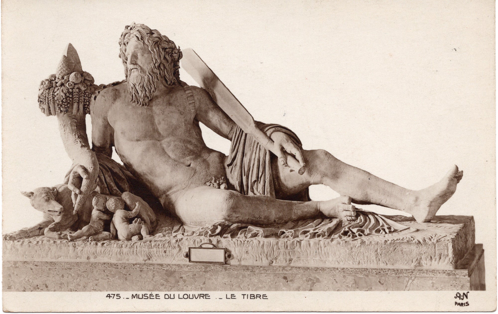 Fotoansichtkaart Musée du Louvre Parijs, Le Tibre, antiek Romeins marmeren beeld riviergod Tiber, A.N. Paris nr. 475, ca. 1910