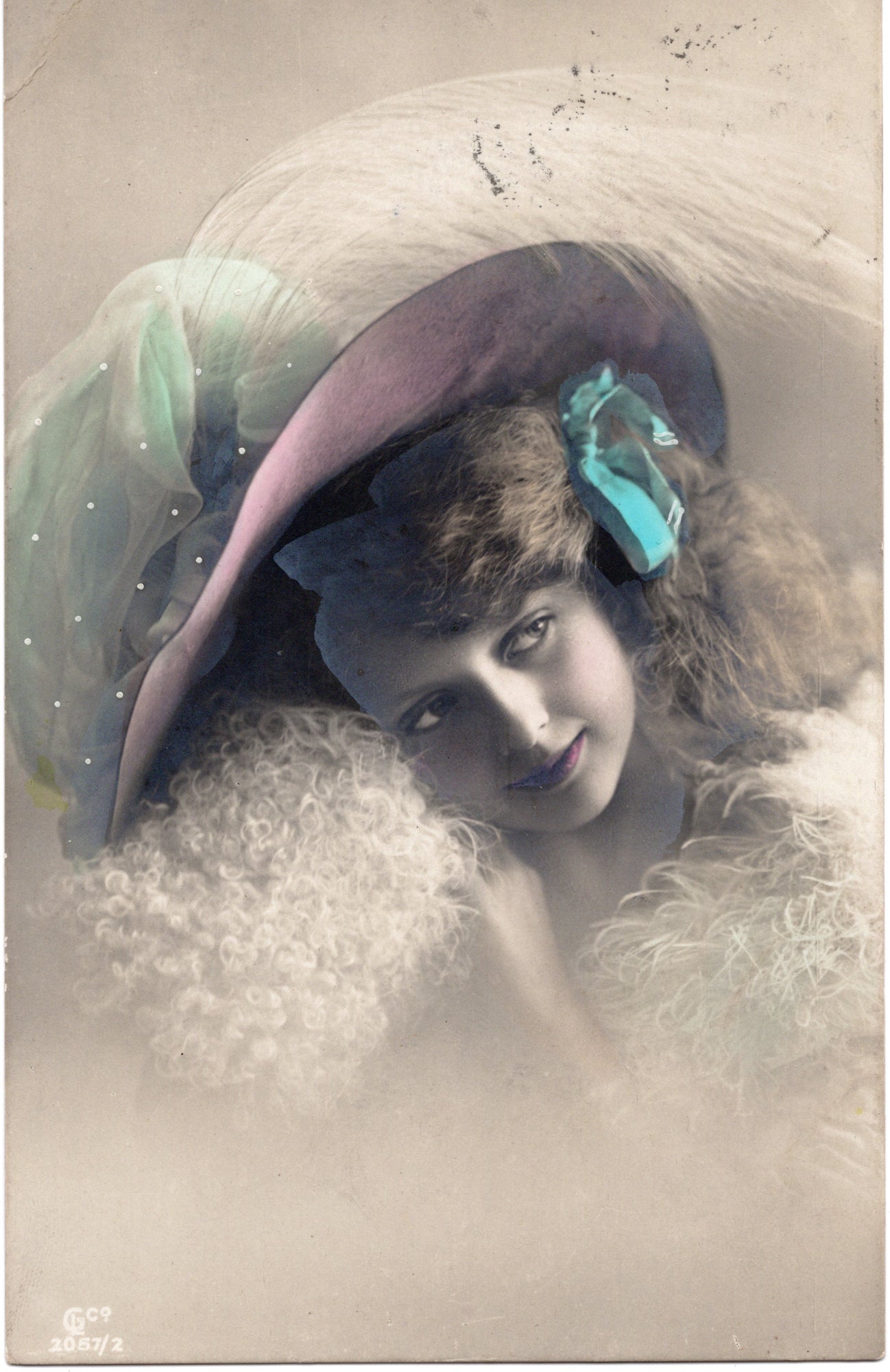 Handgekleurde fotoansichtkaart jonge vrouw met brede hoed en bontjas, Edwardiaanse periode, verstuurd Antwerpen 5 augustus 1914