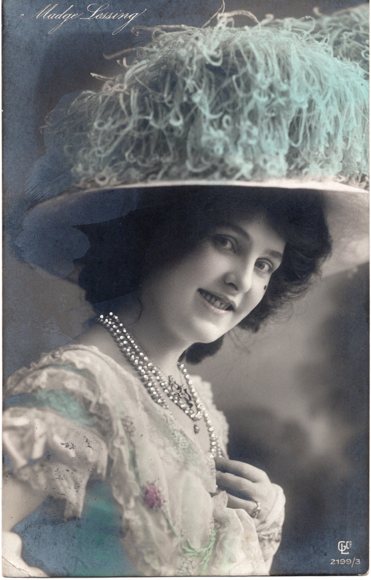 Handgekleurde fotoansichtkaart Madge Lessing, Britse muziektheateractrice, hoed met struisvogelveren, GLC Co. ca. 1908