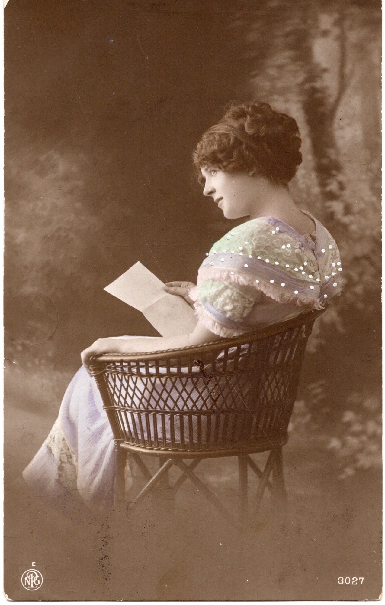 Handgekleurde fotoansichtkaart lezende dame in rieten stoel, mintgroen lila jurk, NPG Berlijn nr. 3027, Belle Époque ca. 1910