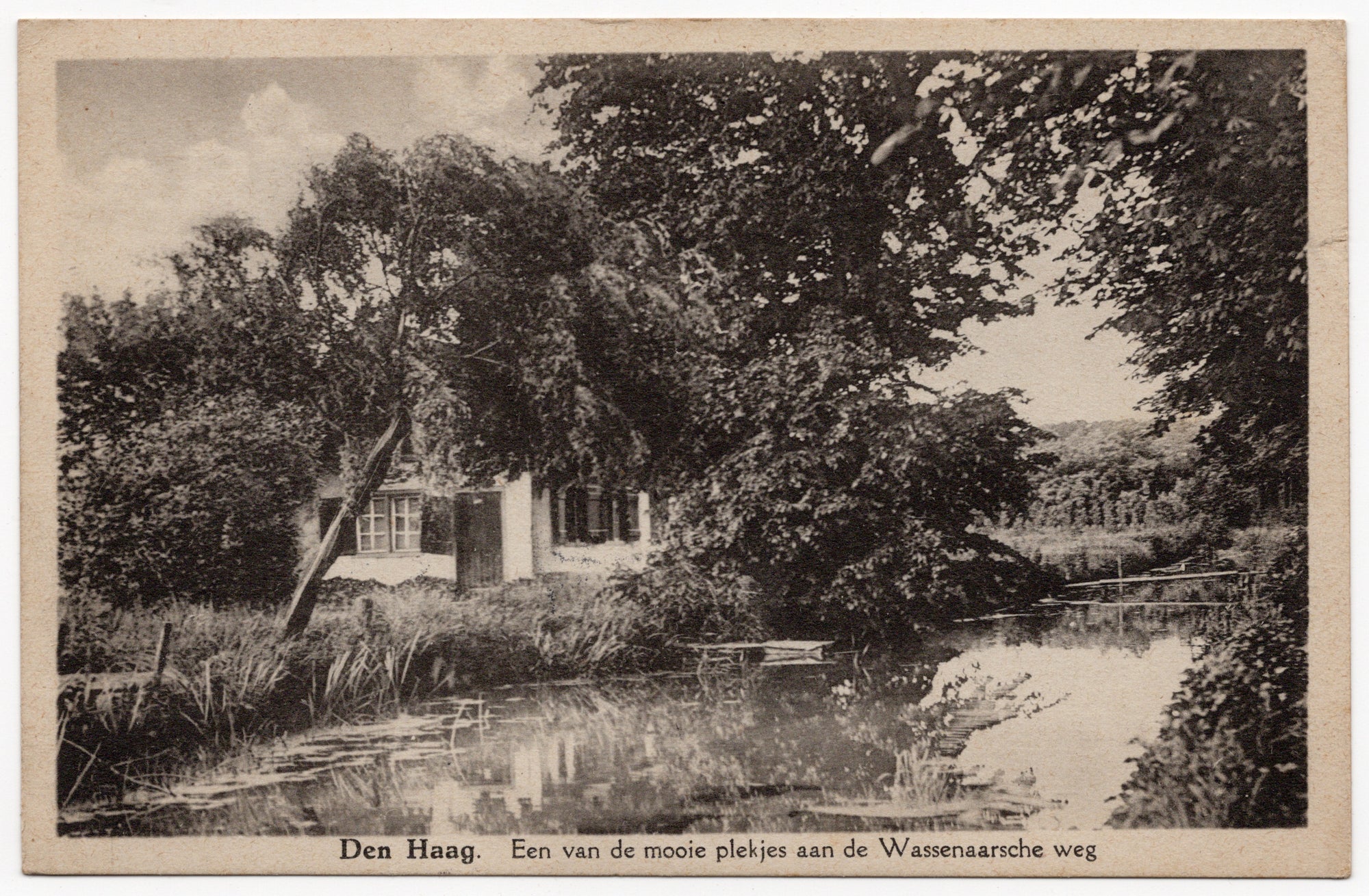Ansichtkaart sepiafoto woonhuis aan water Wassenaarsche weg Den Haag, The Amber Production Amsterdam nr. 177, verstuurd 1930