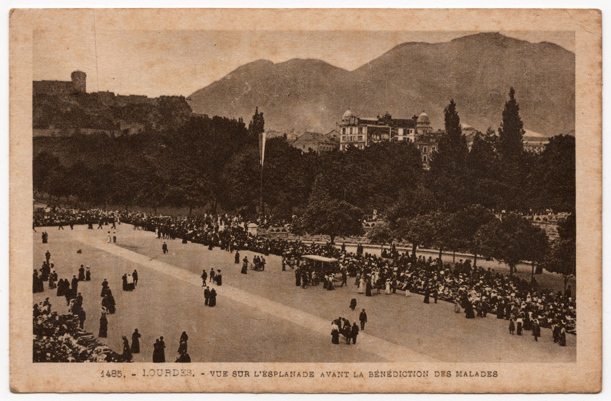 Vroege ansichtkaart Lourdes, Esplanade vóór de Bénédiction des Malades, héliogravure Labouche Frères Toulouse nr. 1485, ca. 1905-1915
