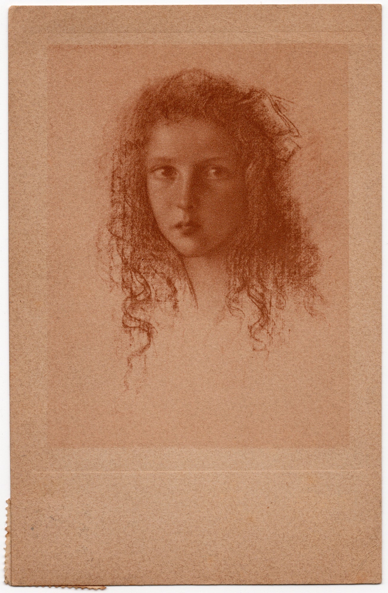Kunstansichtkaart reproductie sanguine meisjesportret, roodbruin op okerkleurig karton, symbolistische stijl, ca. 1900-1910