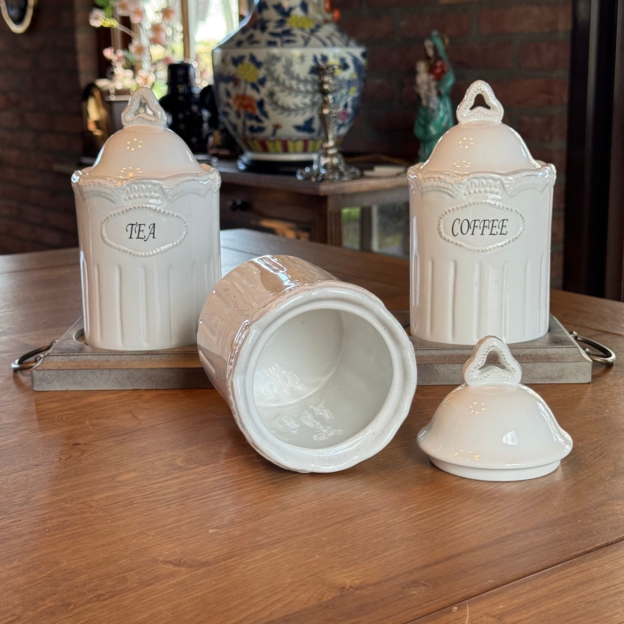 Landelijke voorraadpotten set – Tea, Sugar & Coffee – wit keramiek met houten tray - The Collectionist