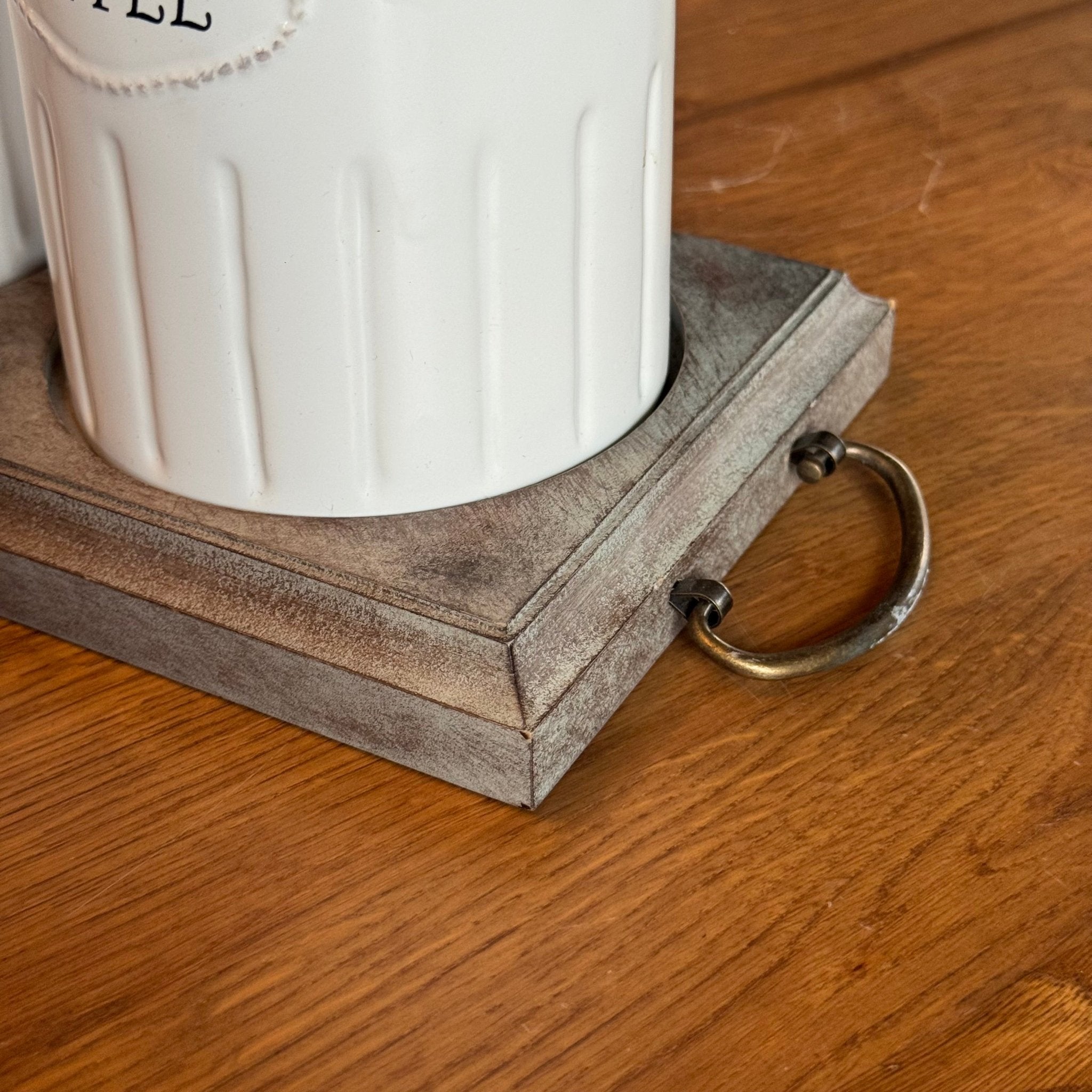 Landelijke voorraadpotten set – Tea, Sugar & Coffee – wit keramiek met houten tray - The Collectionist