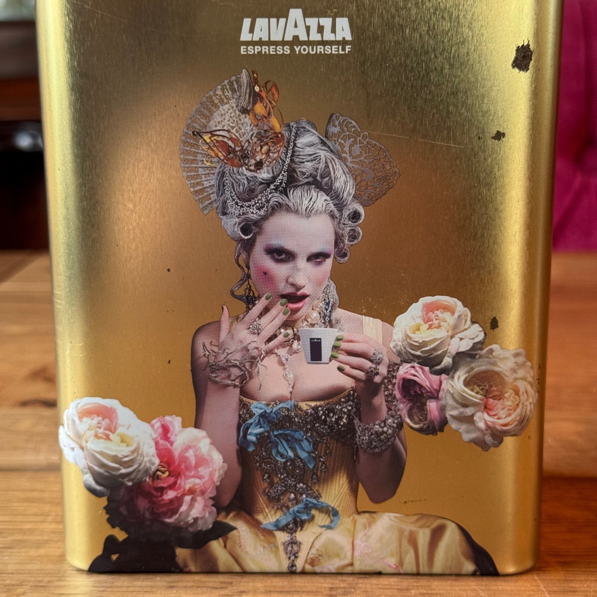 Lavazza “Majestic Espresso Experience” bewaartin – goudkleurig met barokke print - The Collectionist