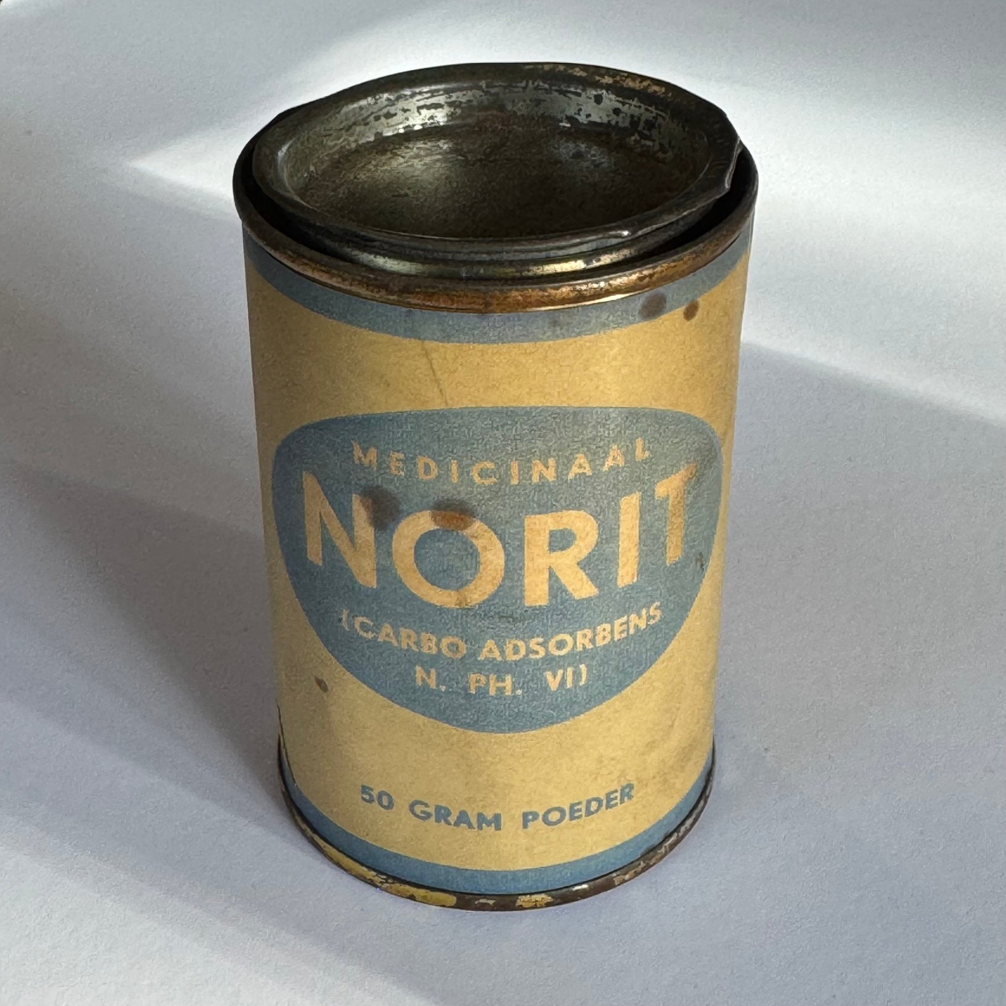 Medicinale Norit blik – 50 gram Carbo Adsorbens (ca. 1940s–1950s) - The Collectionist