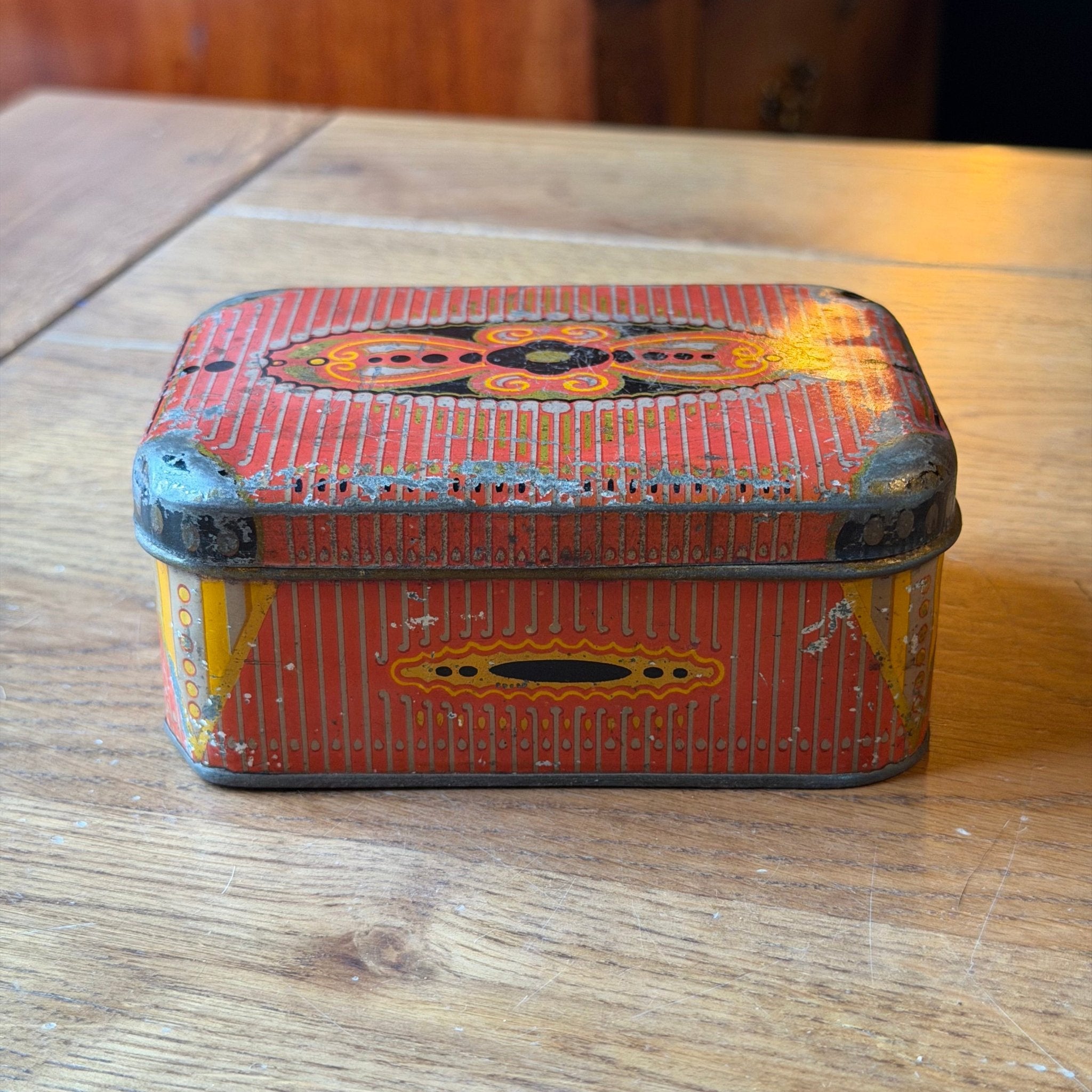 Oud rechthoekig rood blik met decoratief patroon - The Collectionist