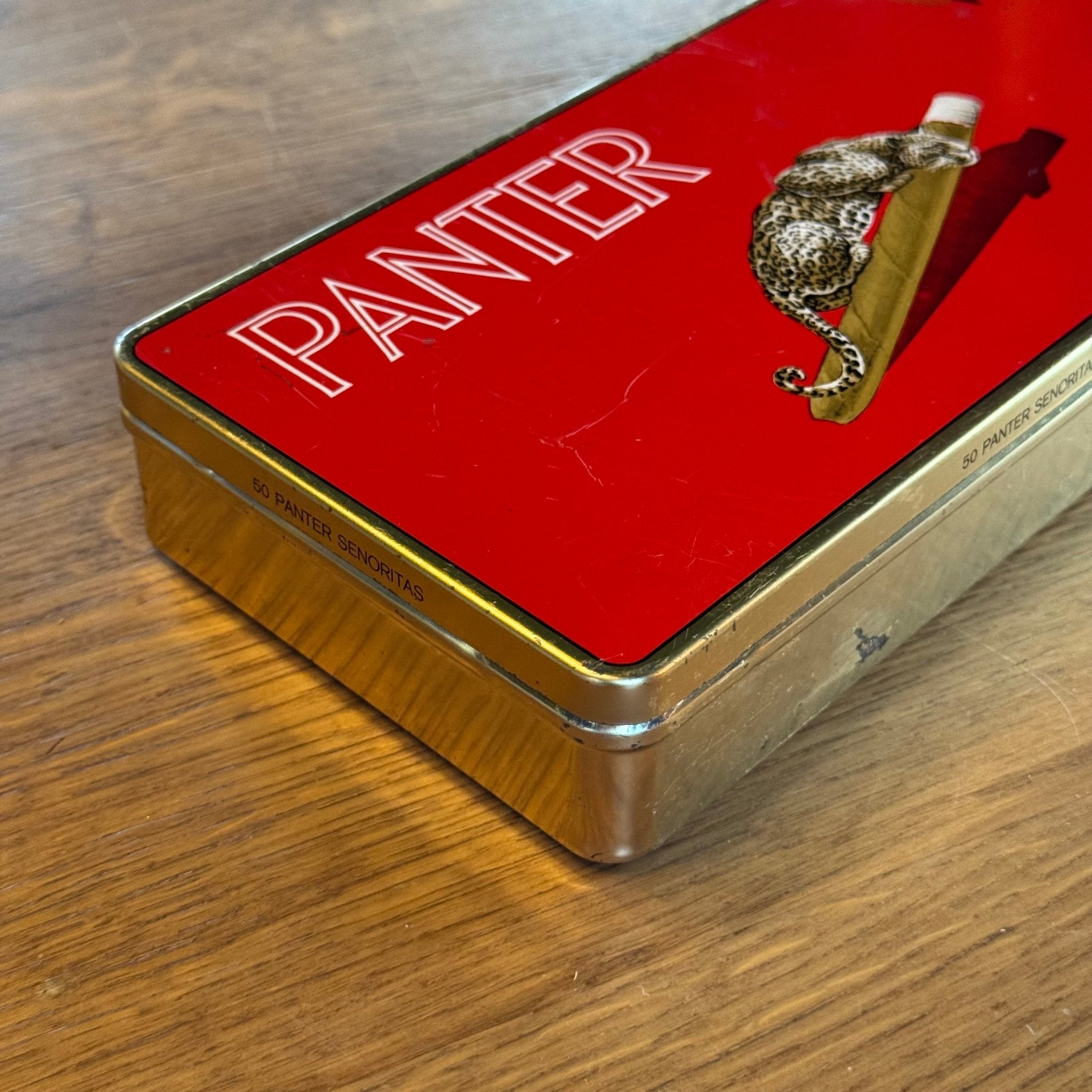 Panter Señoritas Rood sigarenblik – H. & J. van Schuppen B.V. – ca. 1965–1975 - The Collectionist