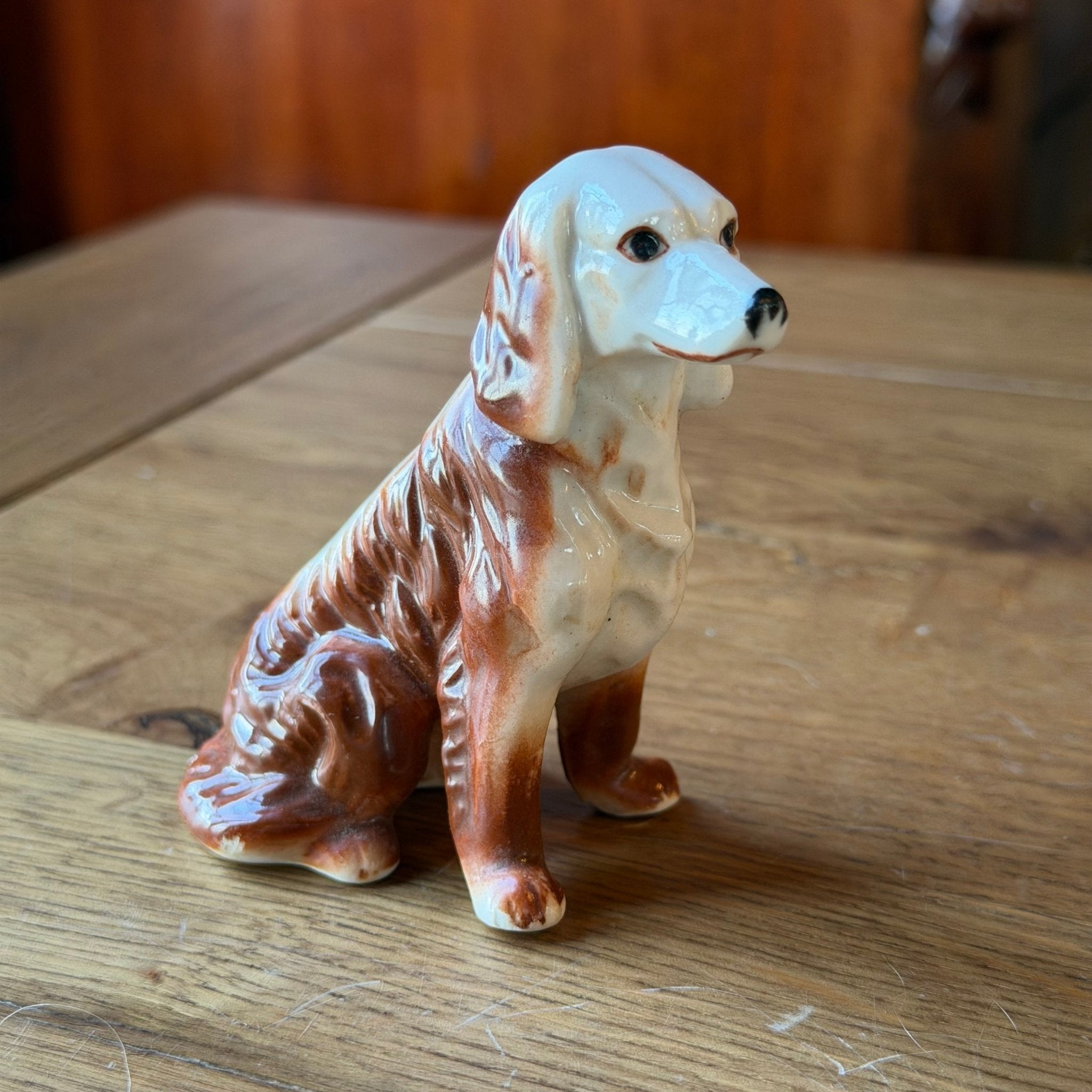 Porseleinen hondensculptuur – zittend vintage hondenbeeld - The Collectionist