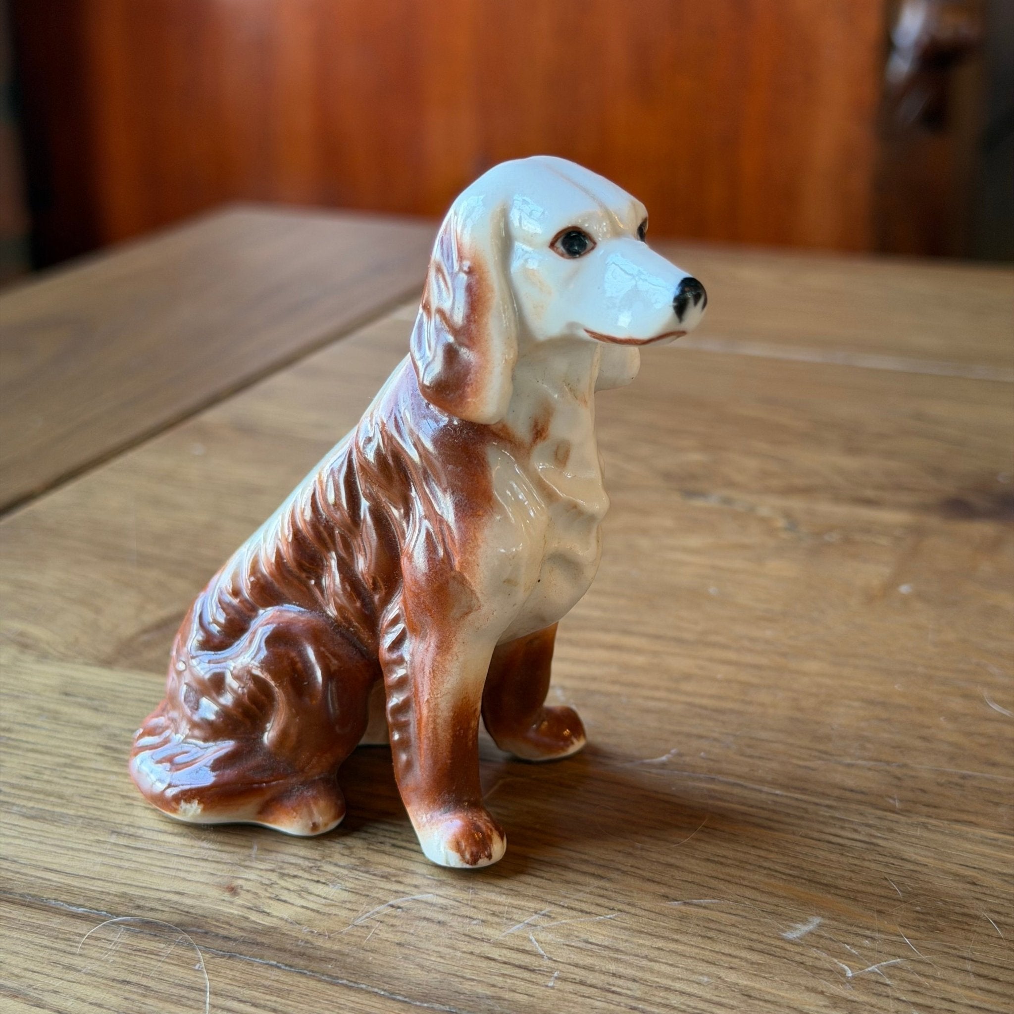 Porseleinen hondensculptuur – zittend vintage hondenbeeld - The Collectionist