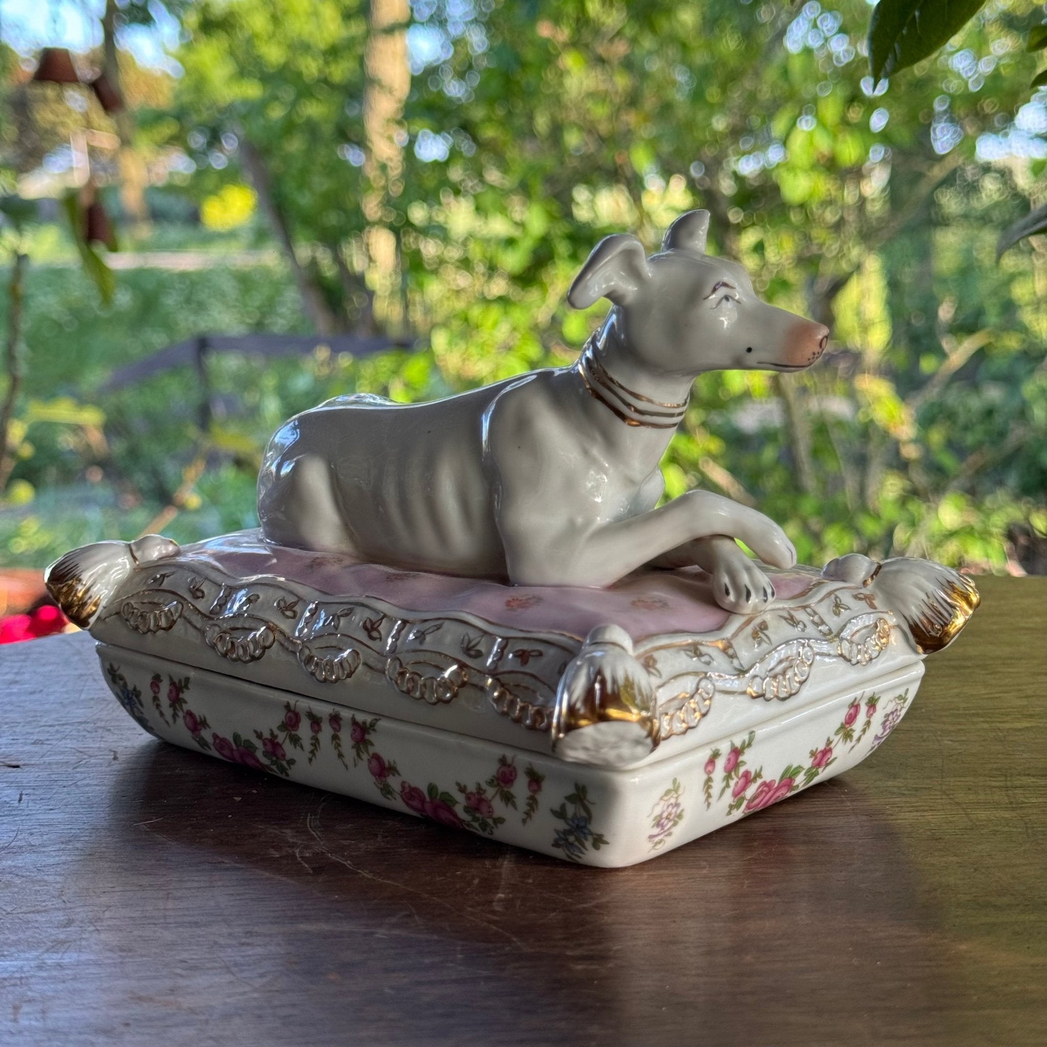 Porseleinen Sierdoos met Windhond op Kussen - The Collectionist