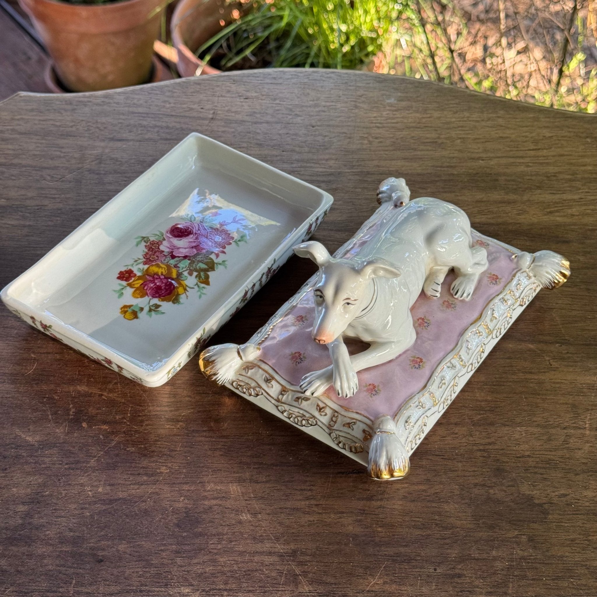 Porseleinen Sierdoos met Windhond op Kussen - The Collectionist