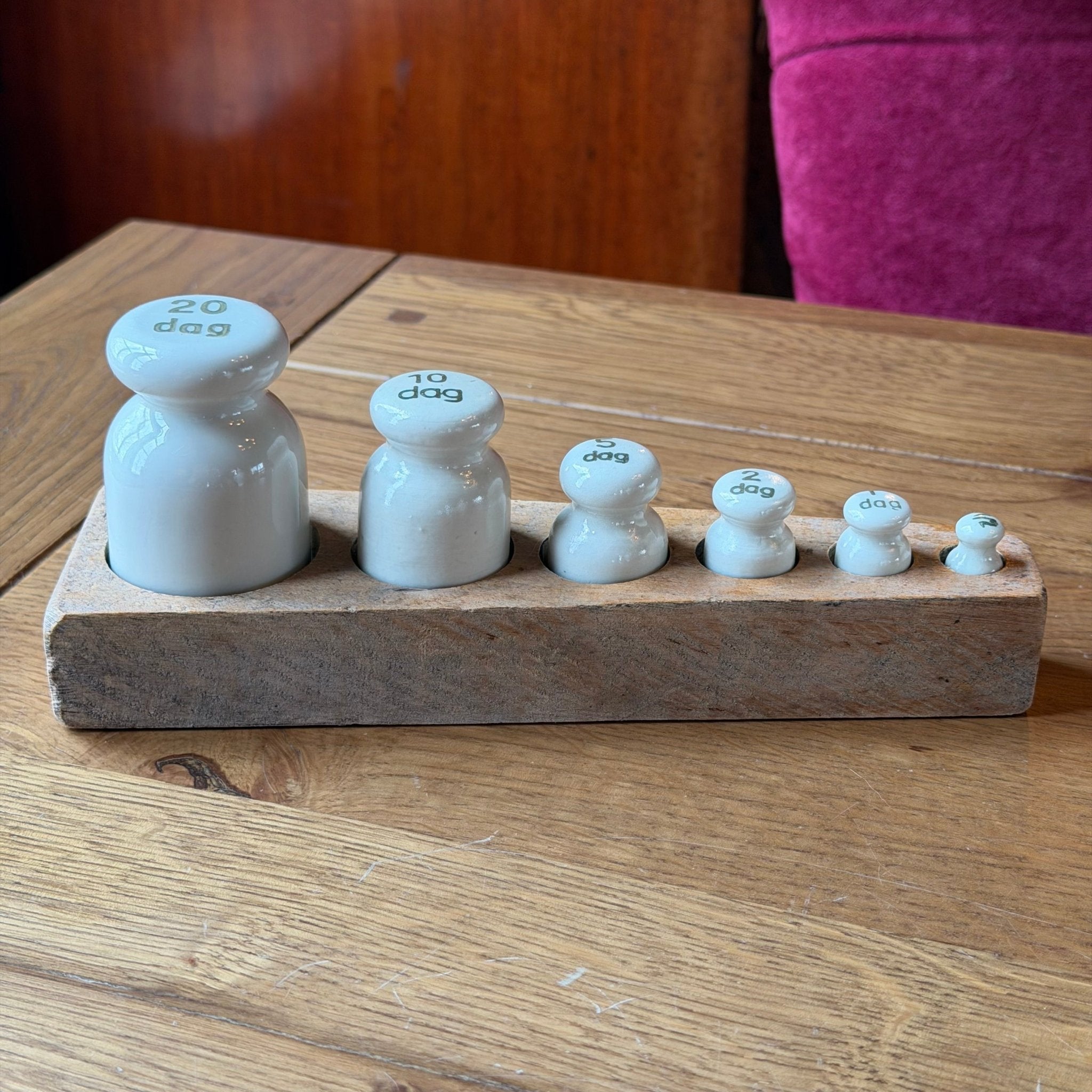 Porseleinen weeggewichten set (dag) met houten houder – vintage laboratoriumobject - The Collectionist
