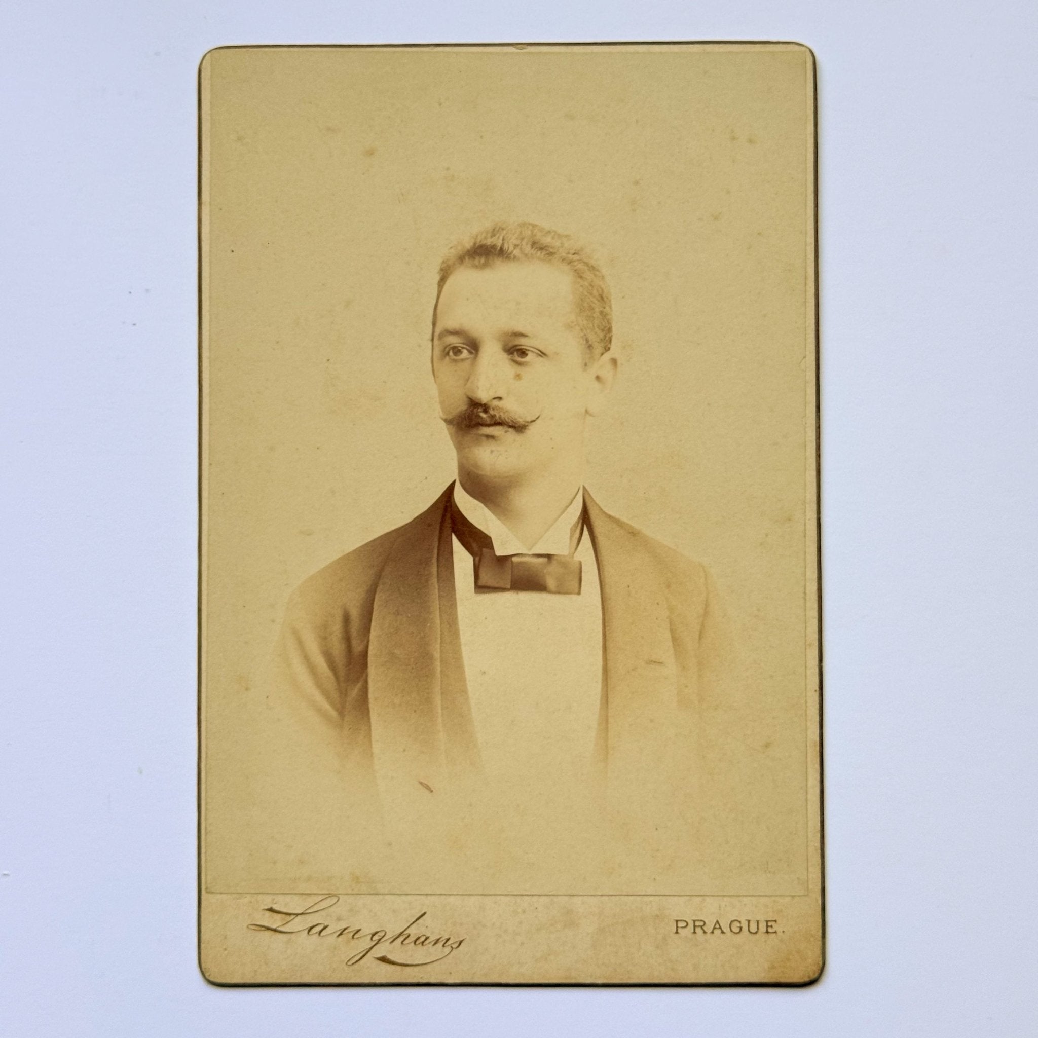 Portret van een heer met vlinderdas - J.F. Langhans, Praag (ca. 1895) - The Collectionist