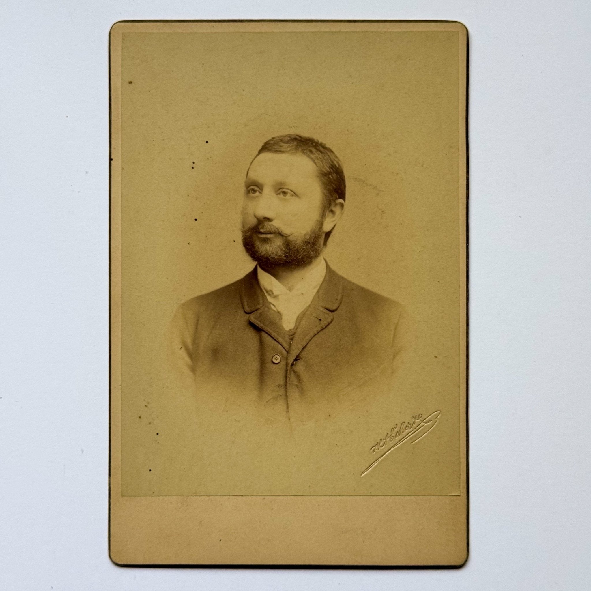 Portret van een man met baard - H. Eckert, hof - en kamerfotograaf, Praag (ca. 1885) - The Collectionist