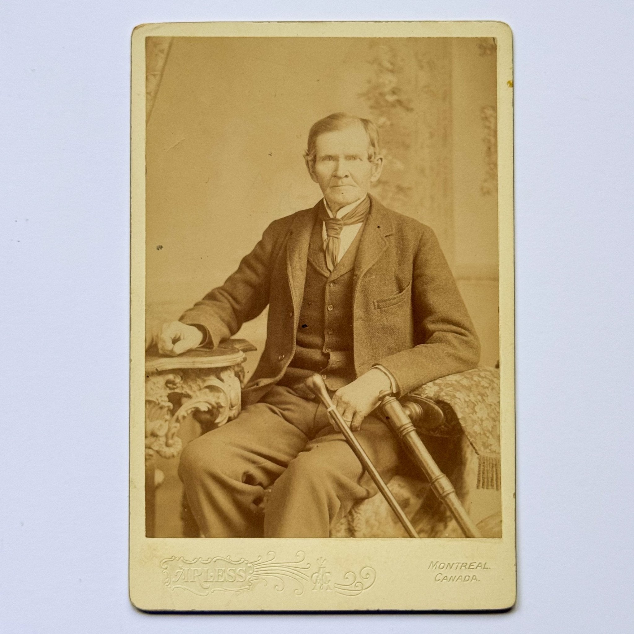 Portret van een oudere heer met wandelstok - A.P. Less, Montreal (ca. 1885) - The Collectionist
