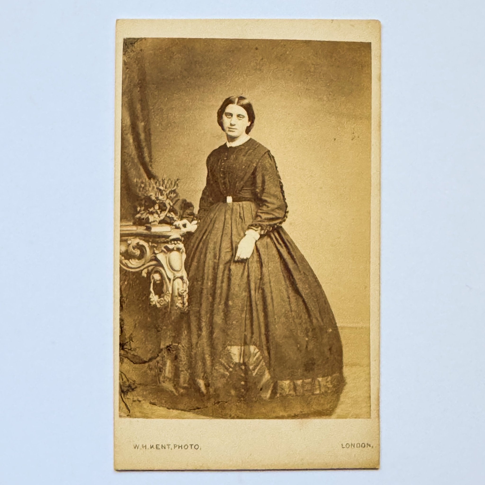 Portret van een vrouw in donkere japon - W.H. Kent, Knightsbridge Londen (ca. 1865) - The Collectionist