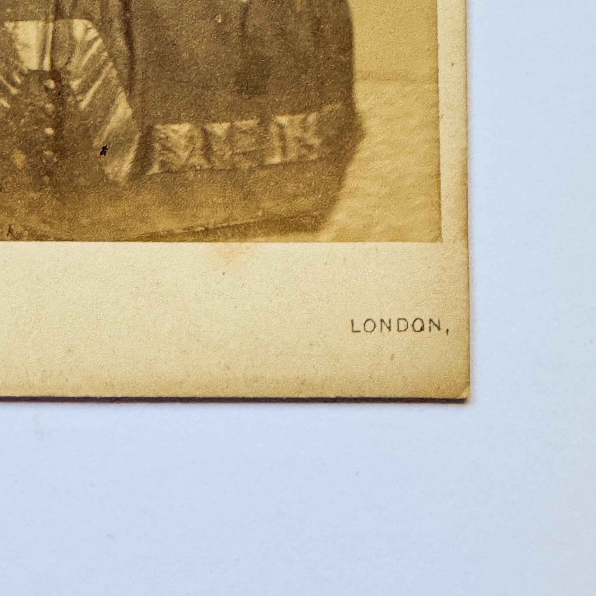 Portret van een vrouw in donkere japon - W.H. Kent, Knightsbridge Londen (ca. 1865) - The Collectionist