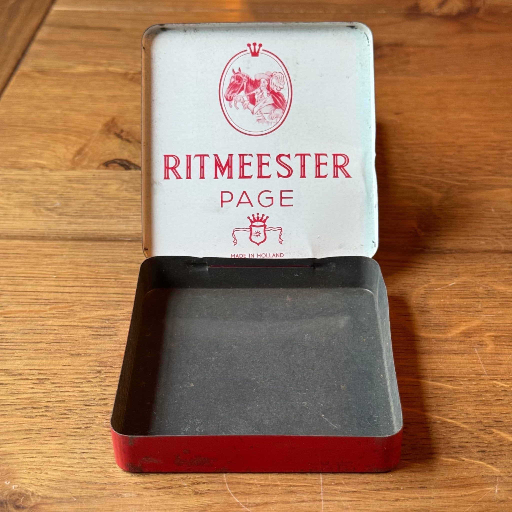 Ritmeester Page Sigarenblik – Vintage Rood Blik - The Collectionist