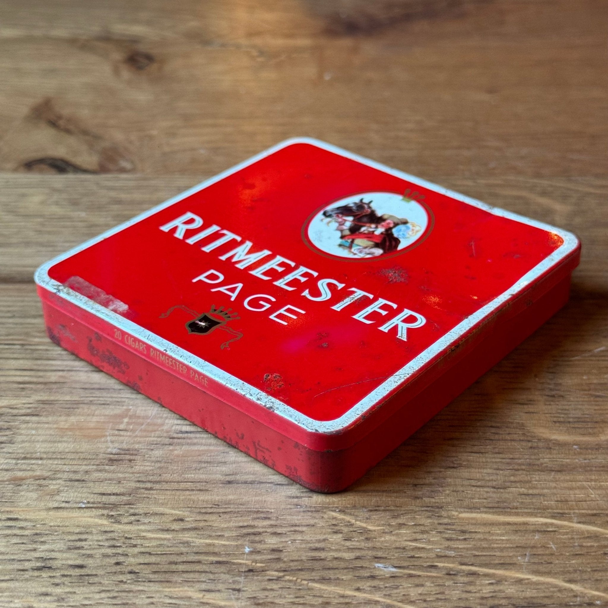 Ritmeester Page Sigarenblik – Vintage Rood Blik - The Collectionist