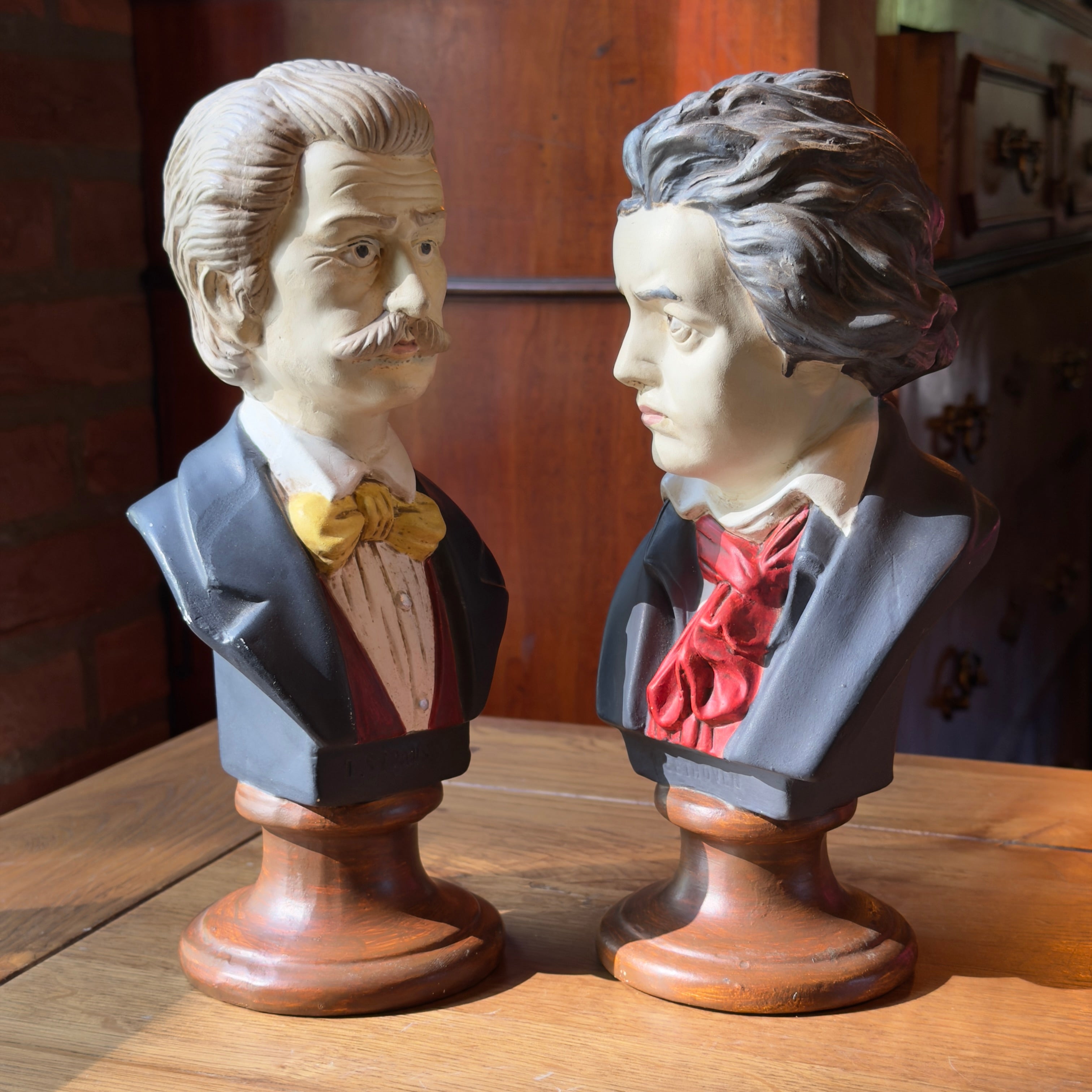 Set van twee beschilderde gipsen bustes Johann Strauss en Ludwig van Beethoven op houtkleurige ronde voet, twintigste eeuw