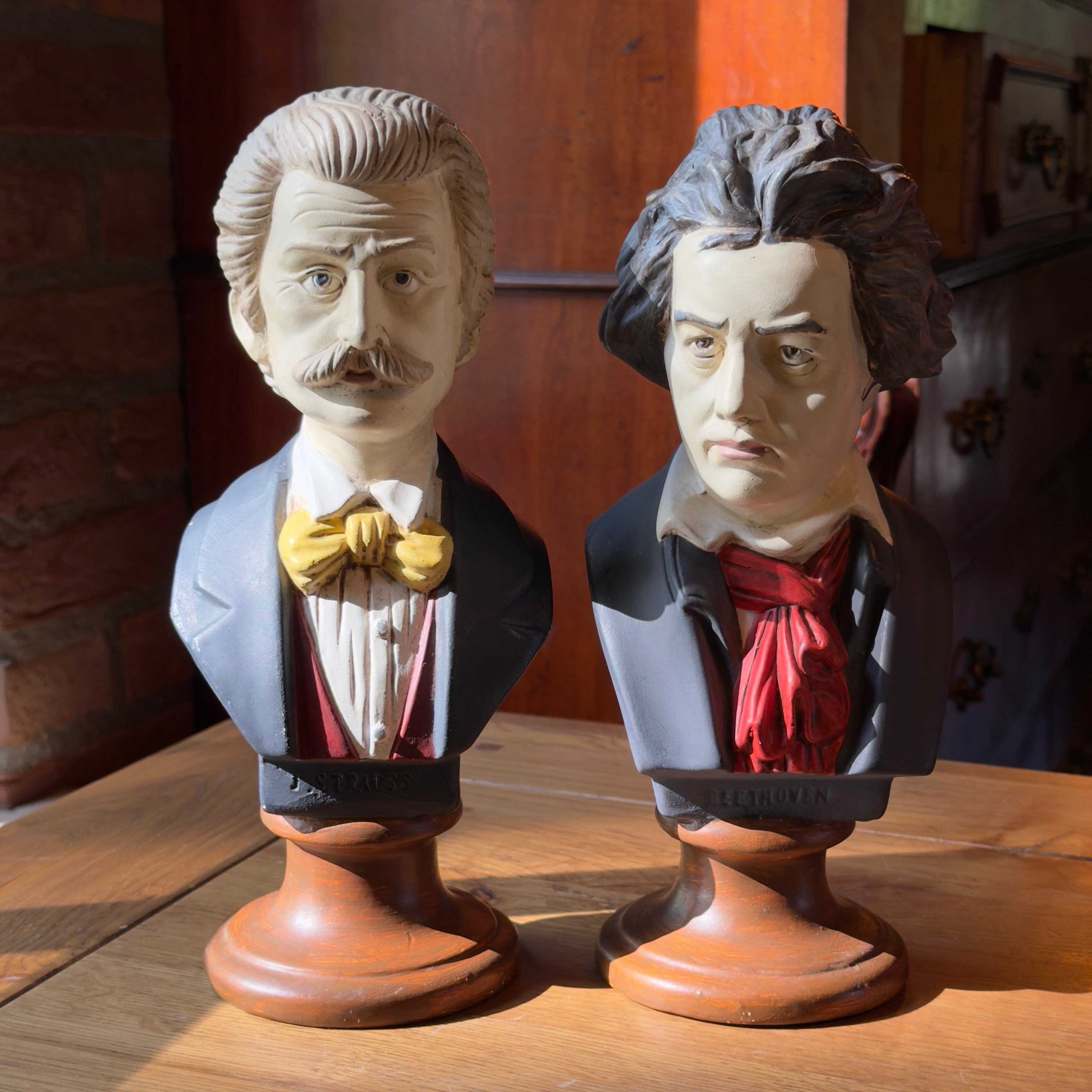 Set gipsen bustes Beethoven en Strauss beschilderd 20e eeuw