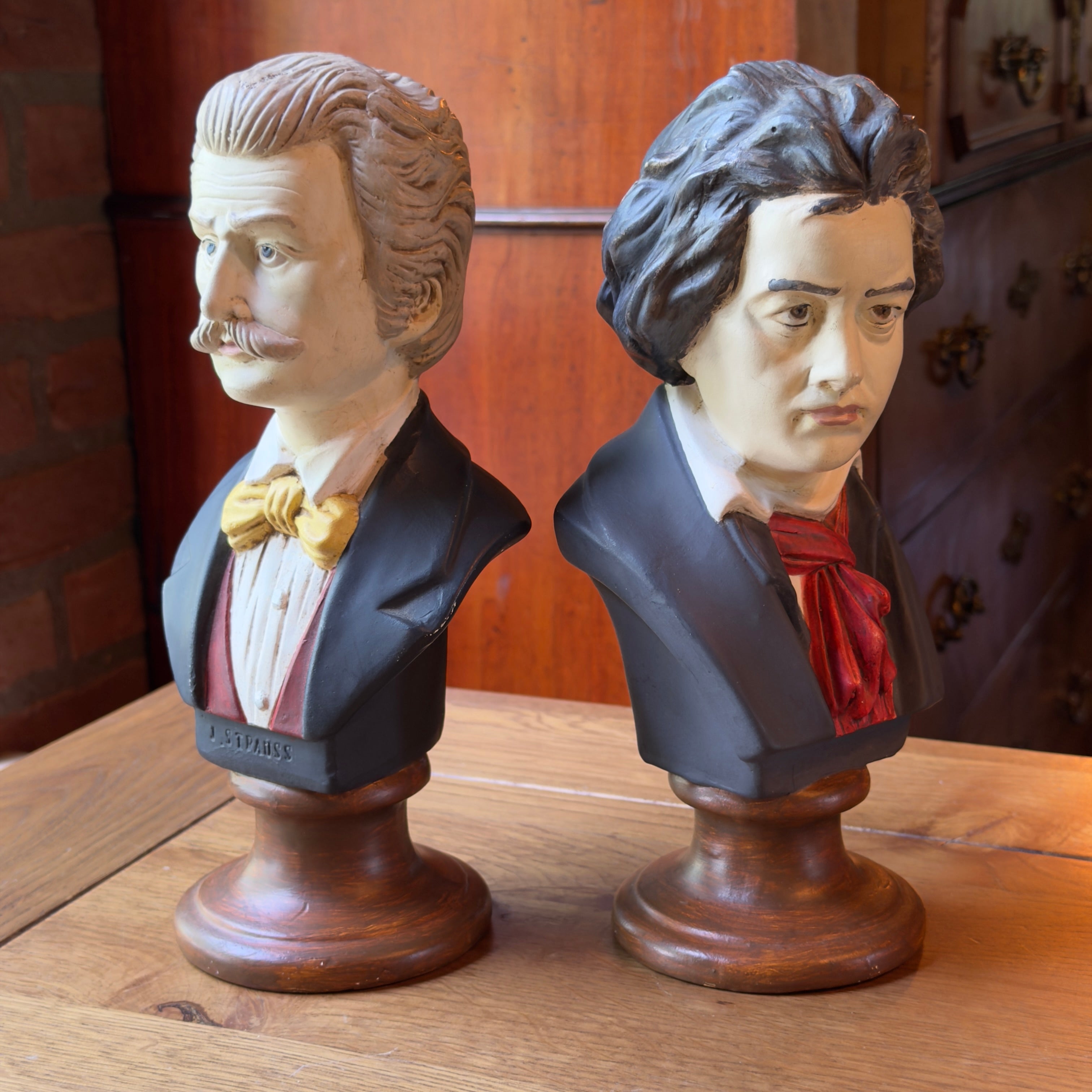 Set van twee beschilderde gipsen bustes Johann Strauss en Ludwig van Beethoven op houtkleurige ronde voet, twintigste eeuw