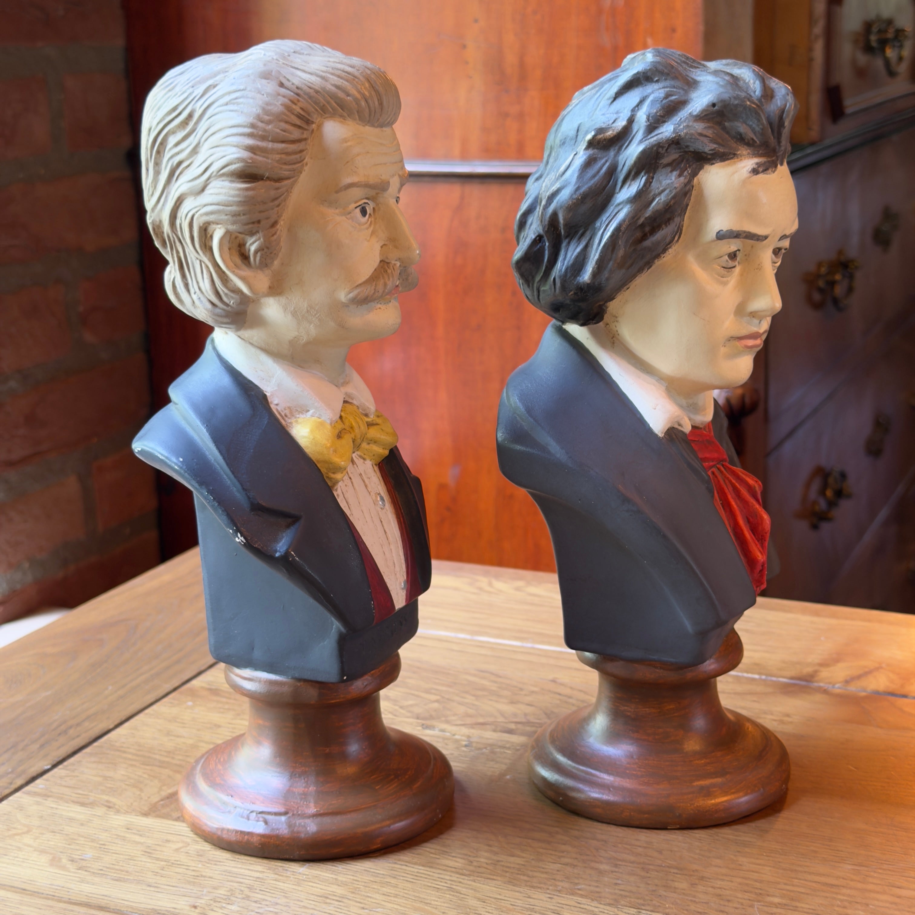 Set van twee beschilderde gipsen bustes Johann Strauss en Ludwig van Beethoven op houtkleurige ronde voet, twintigste eeuw