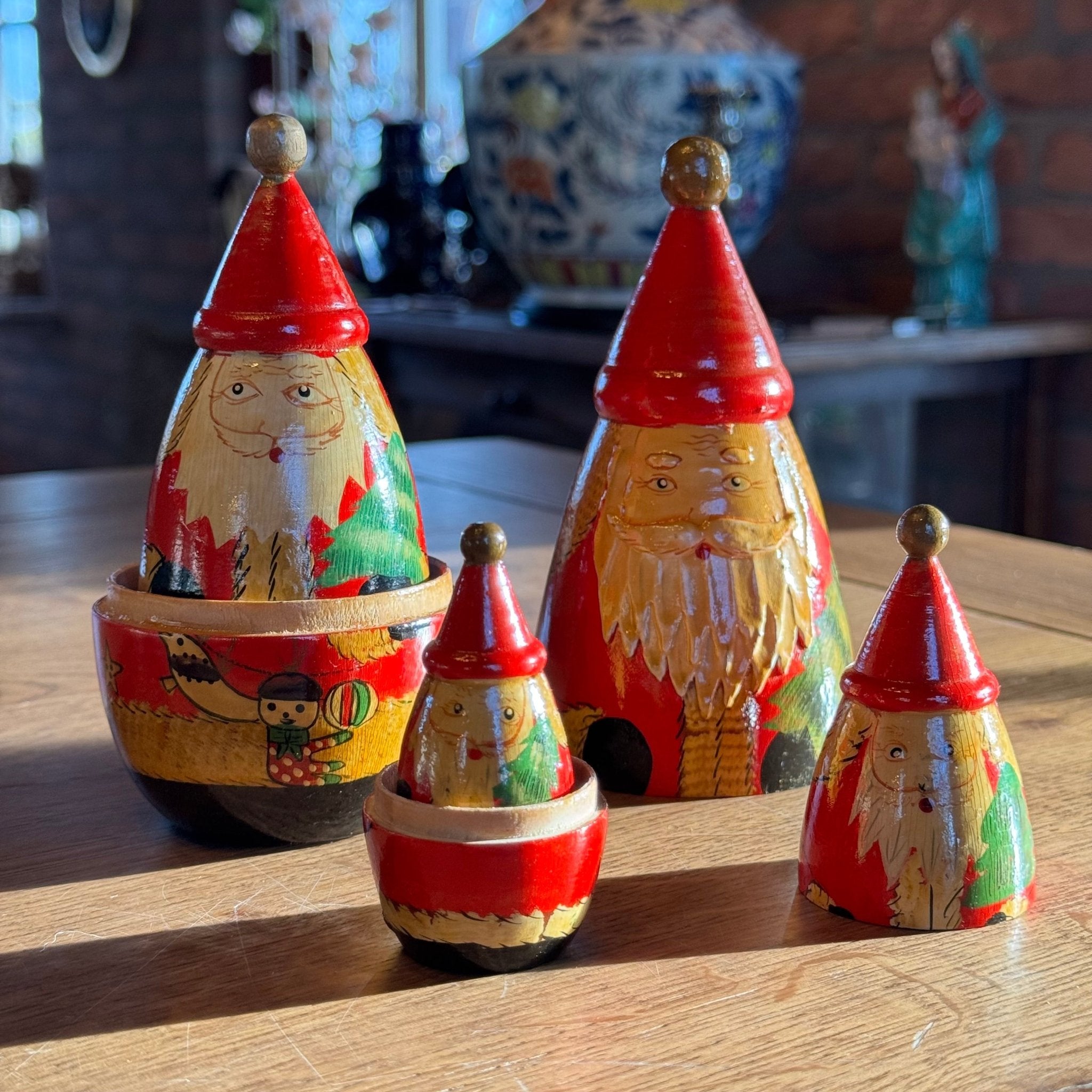 Set van 4 houten kerstdorpen Matroesjka kerstmannen – handbeschilderd - The Collectionist