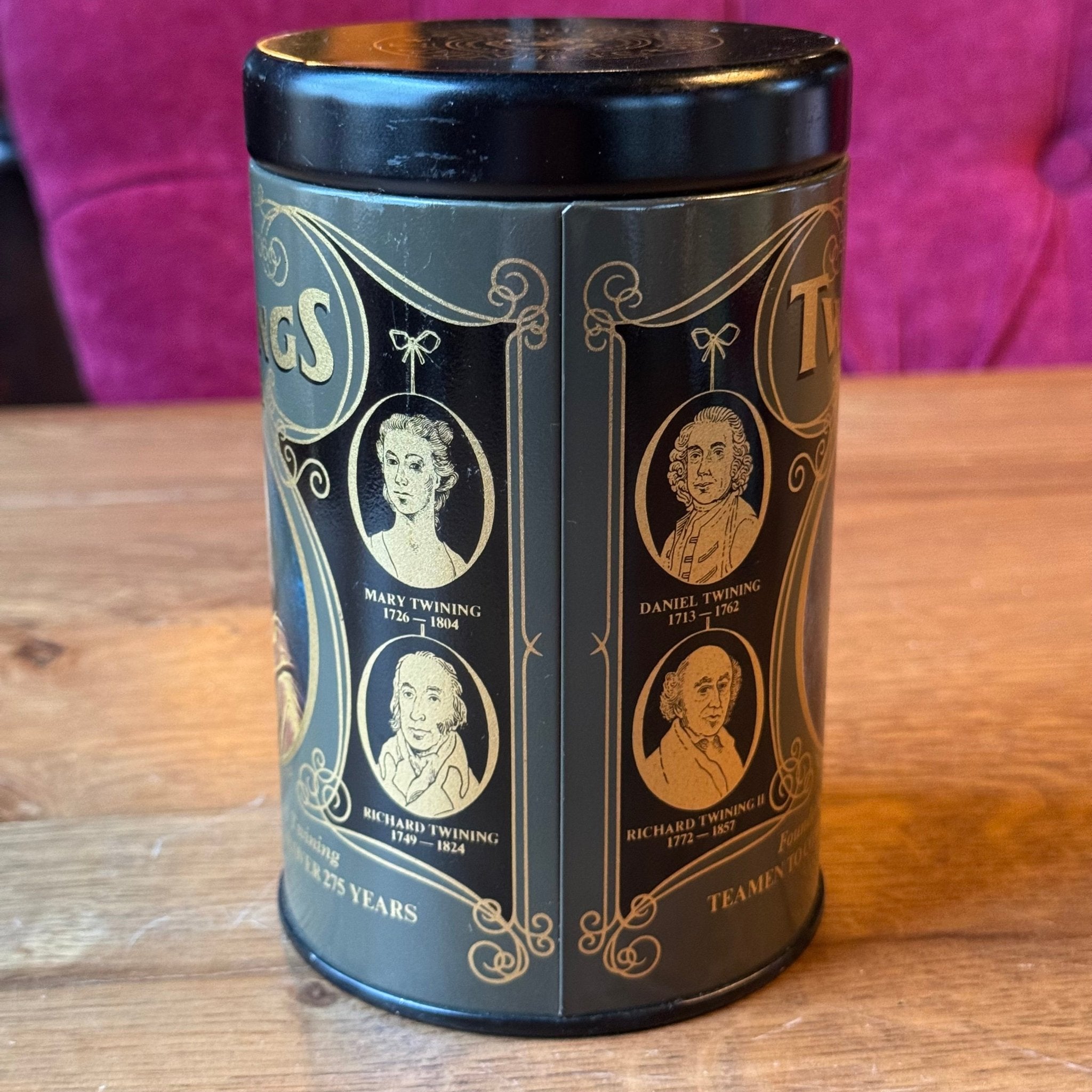 Twinings Tea rond blik met portretdecoratie – 250 g - The Collectionist